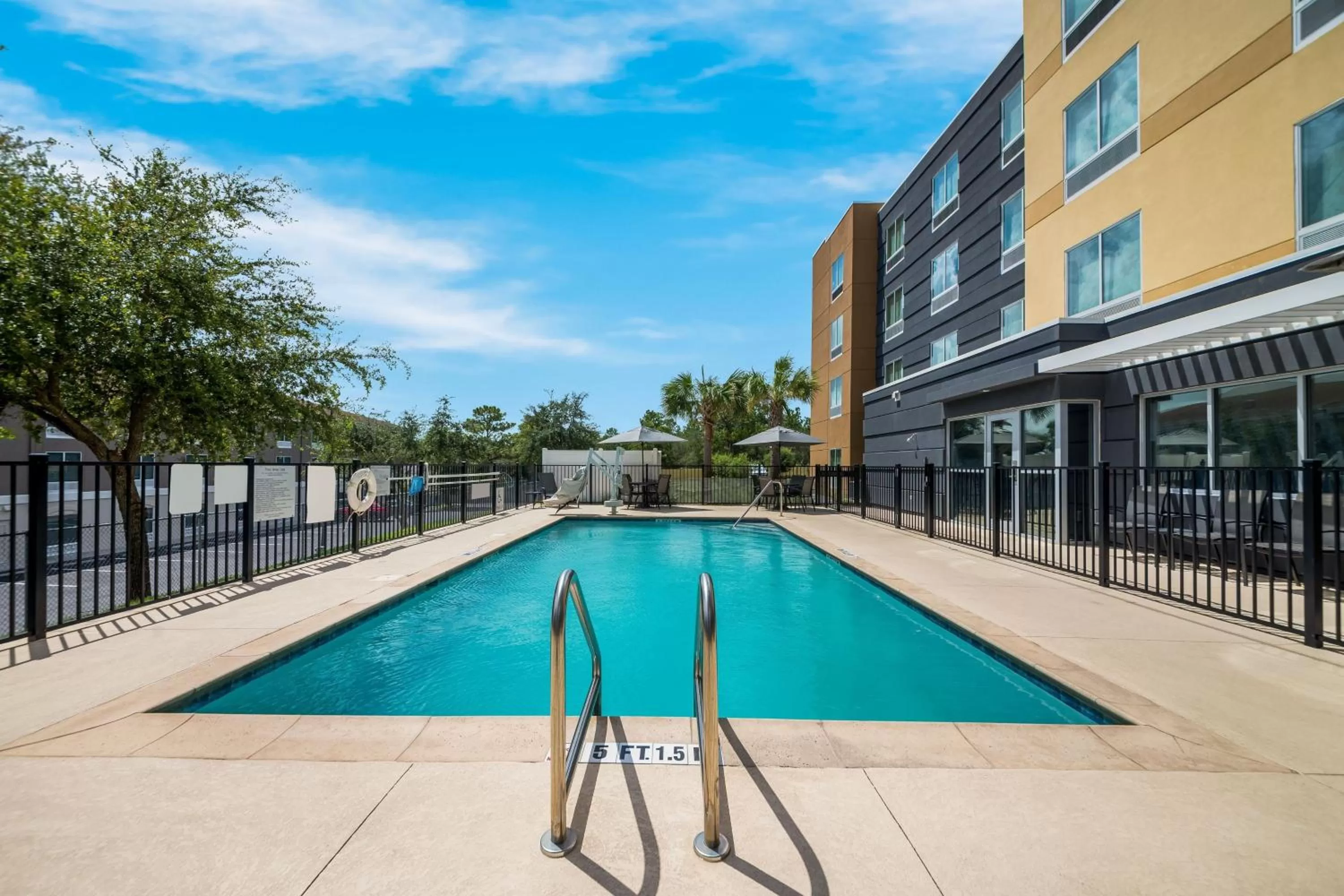 Swimming pool in Fairfield Inn & Suites Brooksville Suncoast Parkway