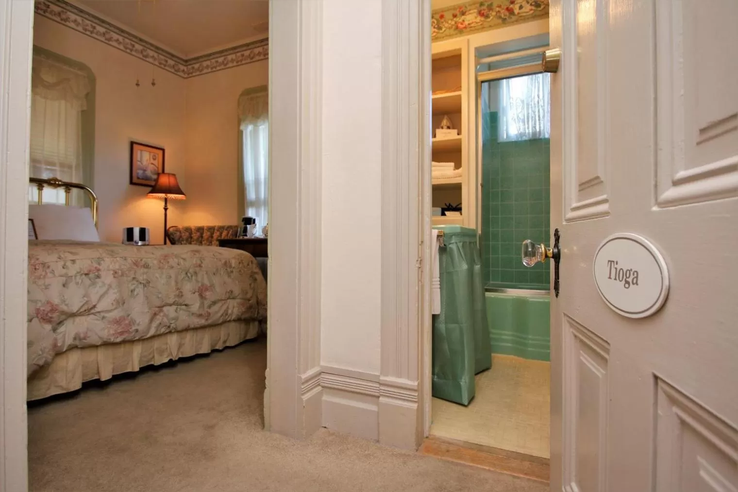 Photo of the whole room, Bed in Bradford Place Inn (California)