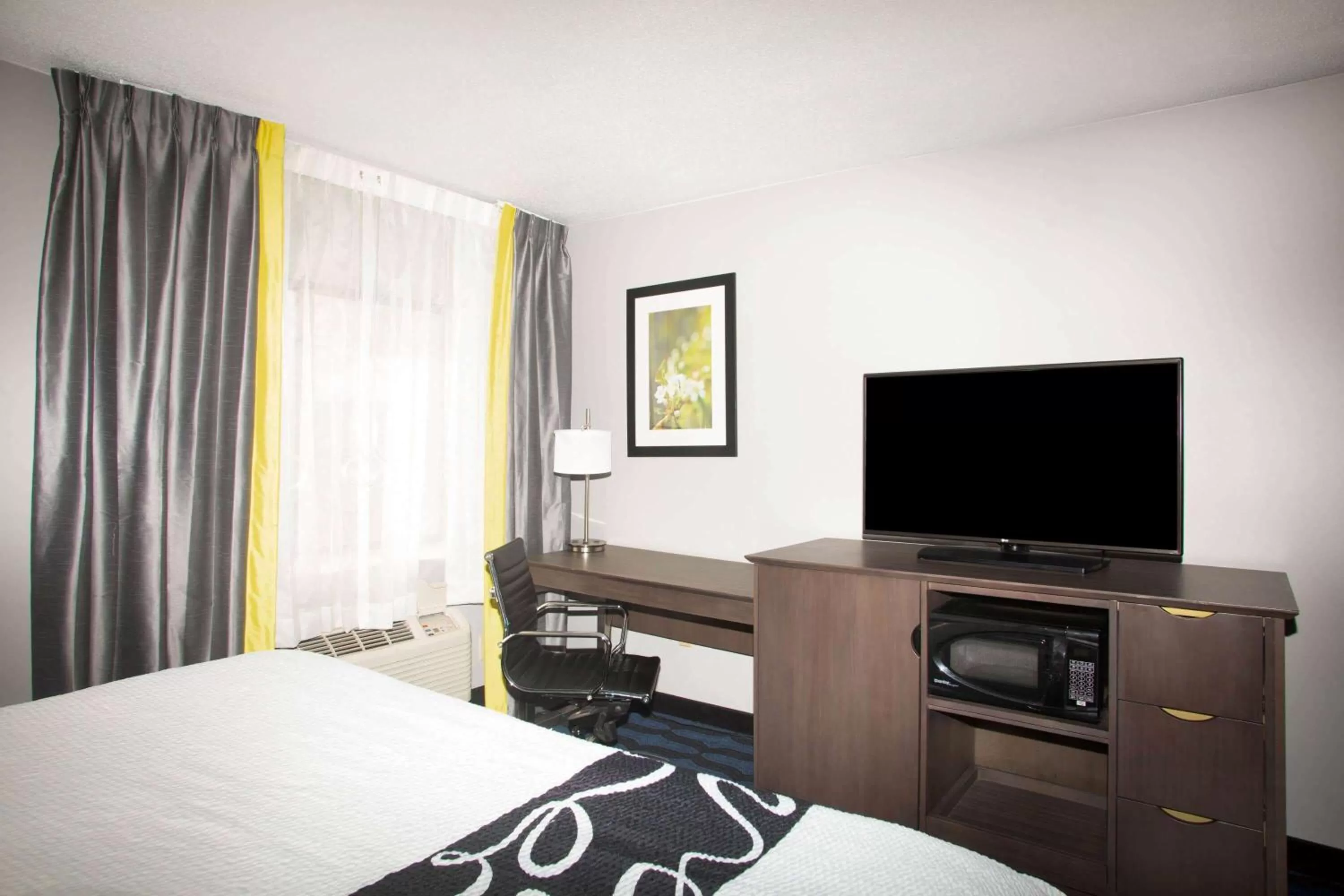 Photo of the whole room, Bed in La Quinta Inn by Wyndham St. Louis Hazelwood - Airport North