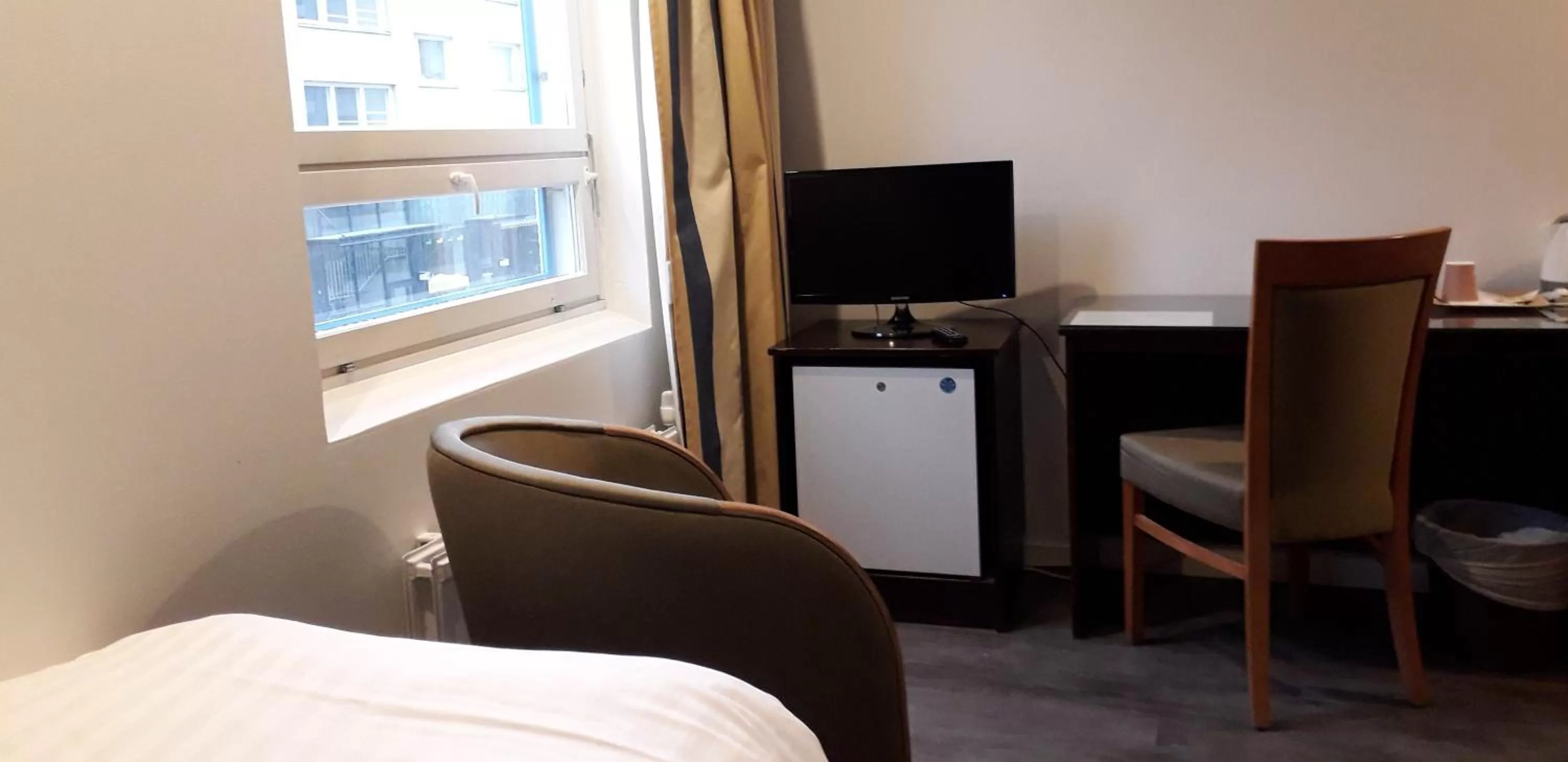 Photo of the whole room, Bed in Kauppahotelli