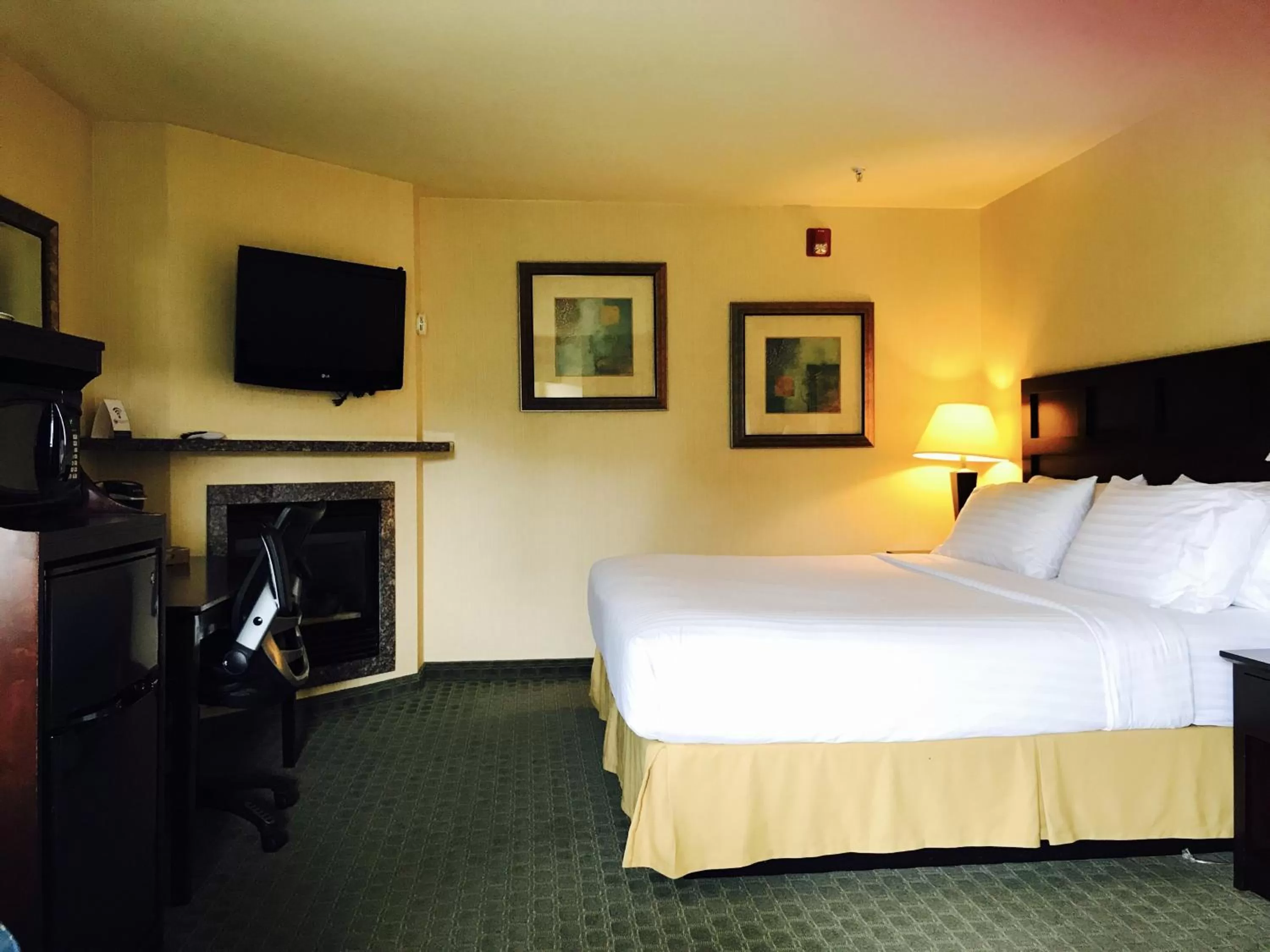 Photo of the whole room, Bed in Holiday Inn Express Fort Bragg by IHG