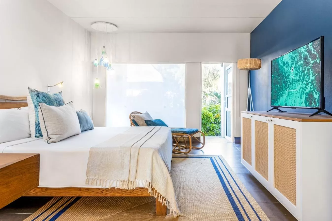 TV and multimedia, Bed in Lagoon Attitude (Adults Only)