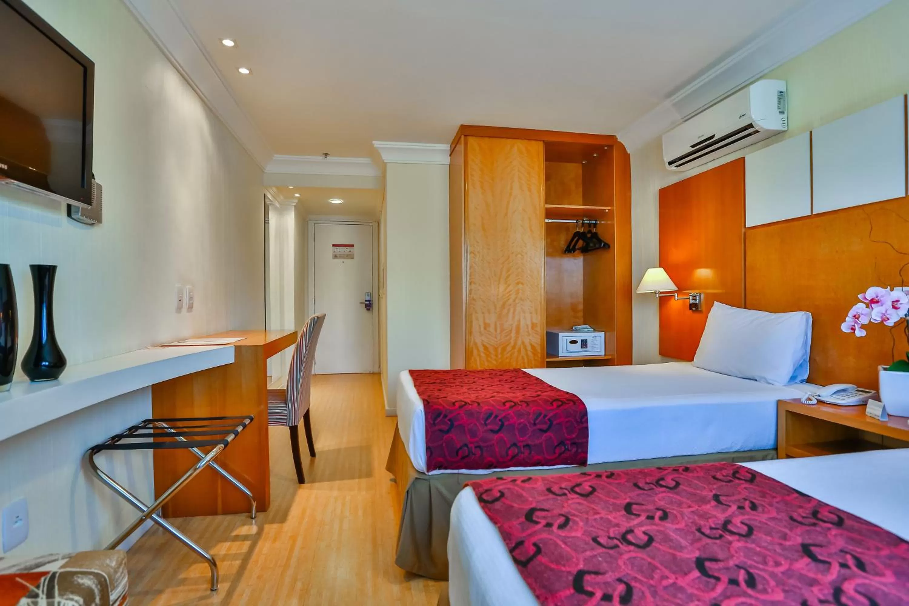 Photo of the whole room, Bed in Dubai Macaé by Atlântica