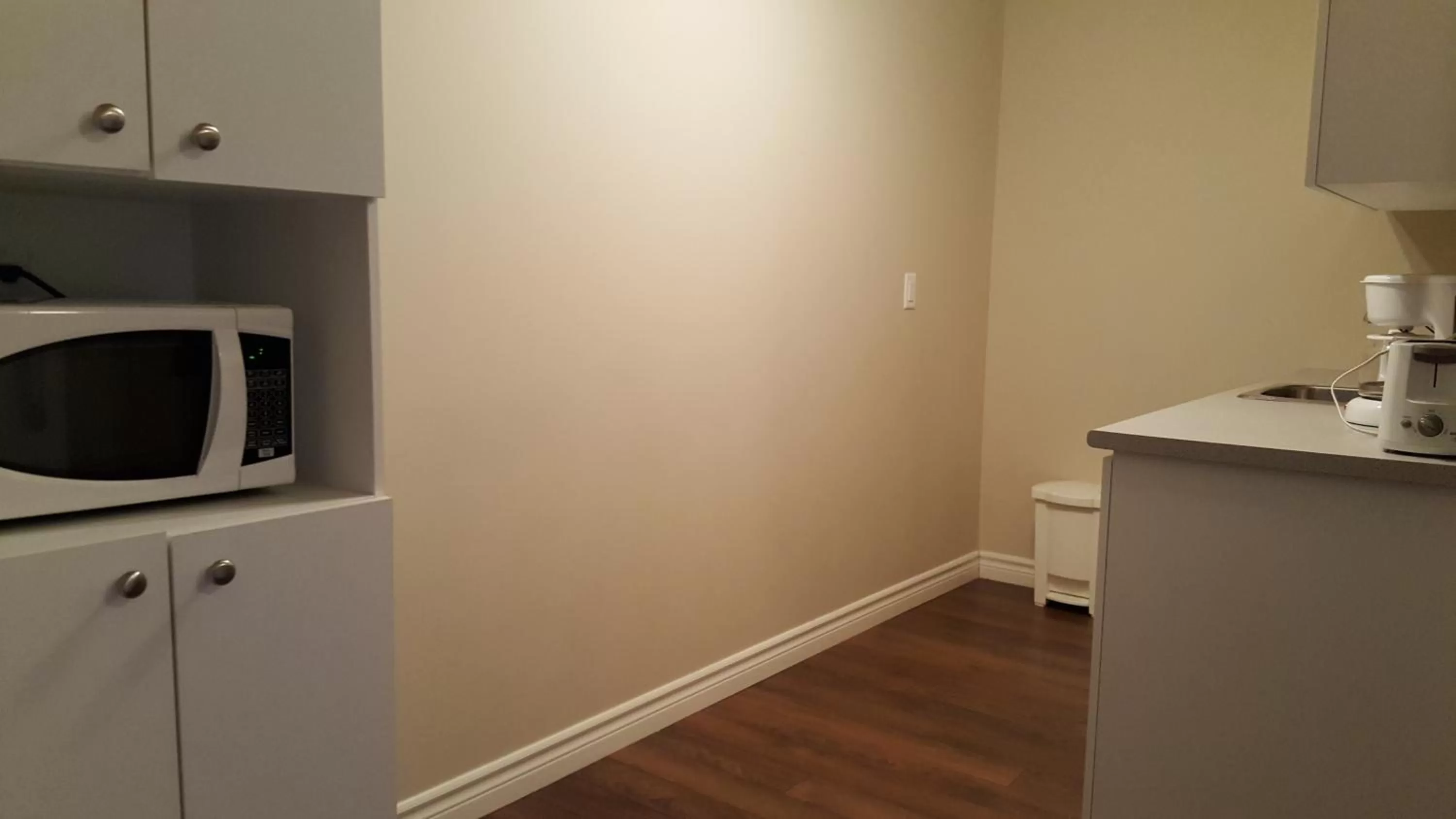 Kitchen or kitchenette in Duvernay Studios and Suites