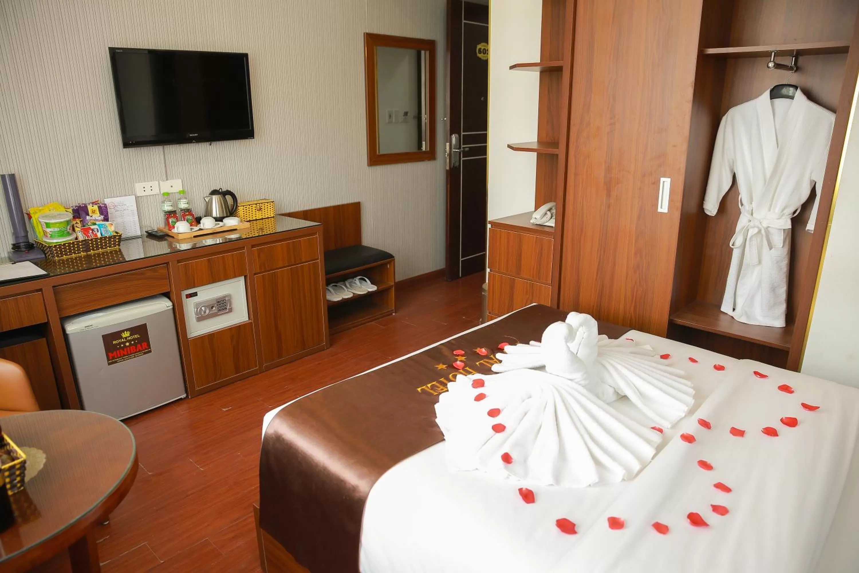 TV and multimedia, TV/Entertainment Center in Royal Hotel