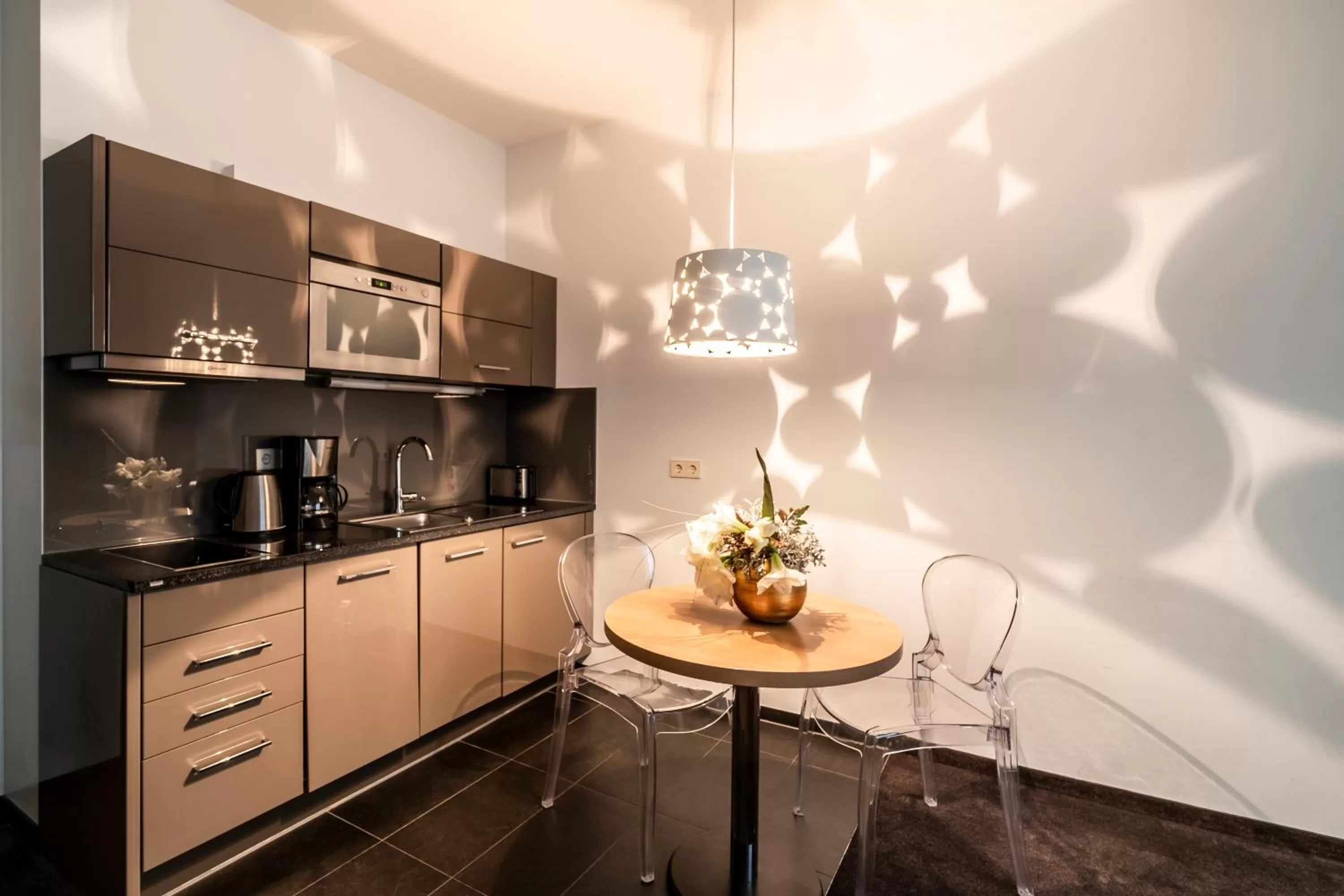 Kitchen or kitchenette in Aparthotel Am Schloss