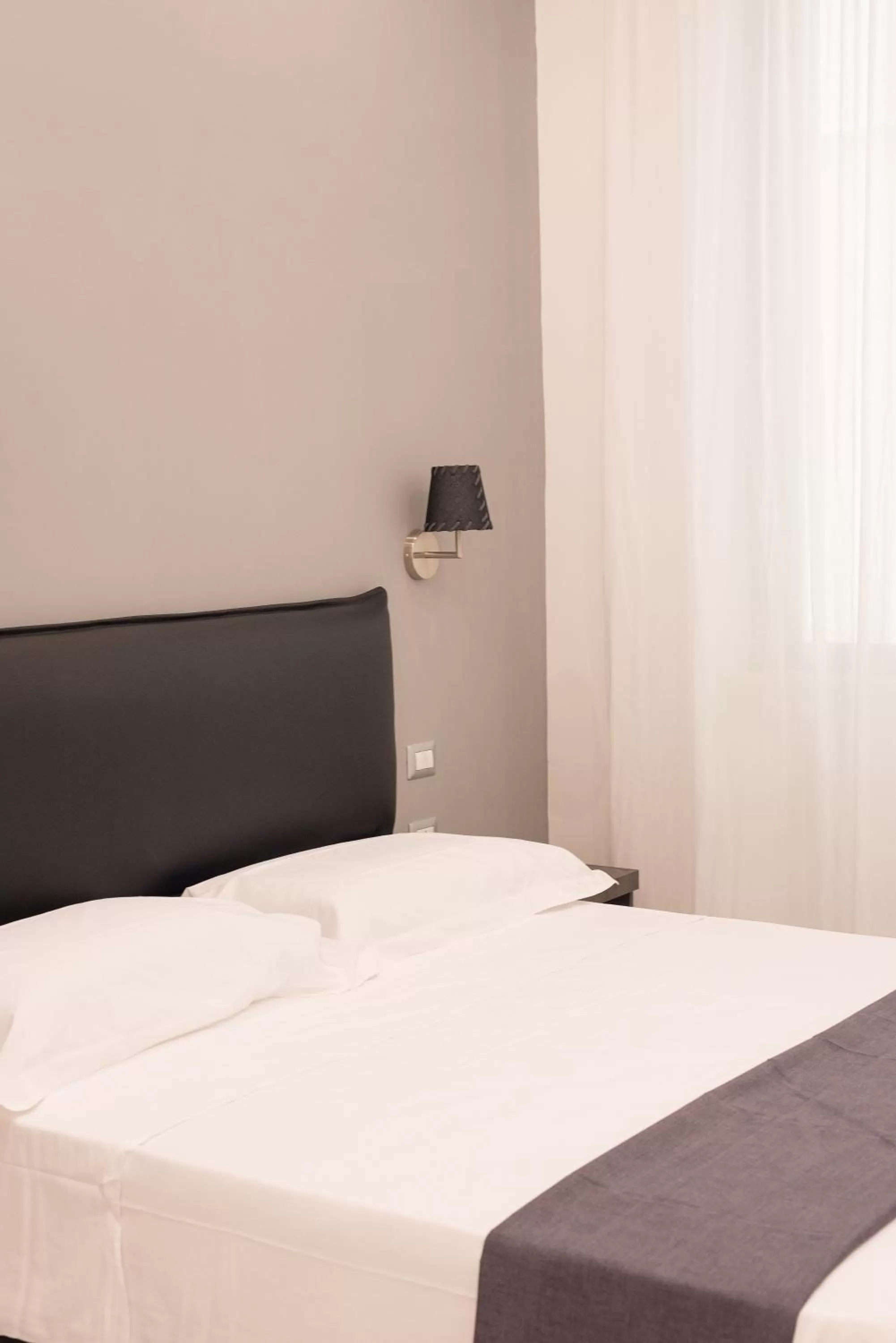 Photo of the whole room, Bed in Toledo in