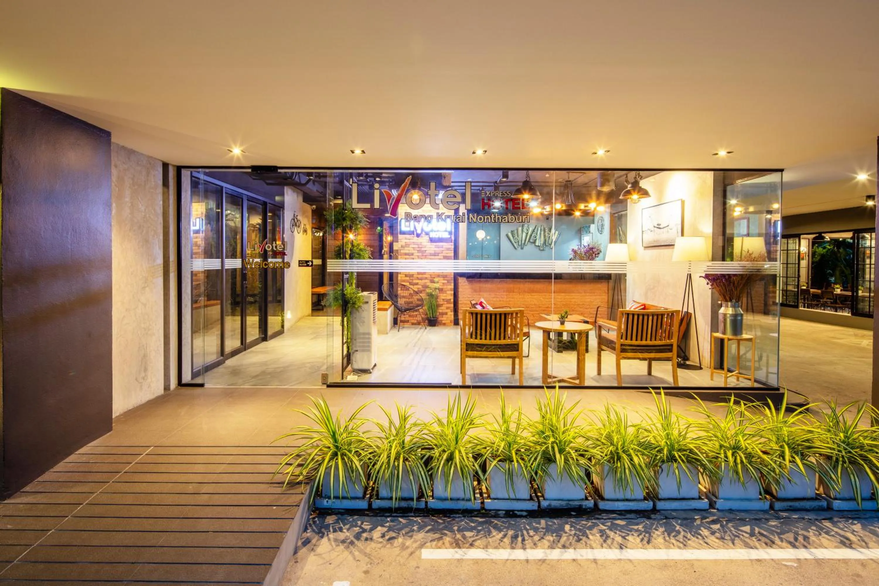 Facade/entrance in Livotel Express Hotel Bang Kruai Nonthaburi - No Parking