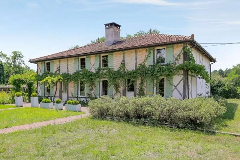 Property building in La résinière de pirique