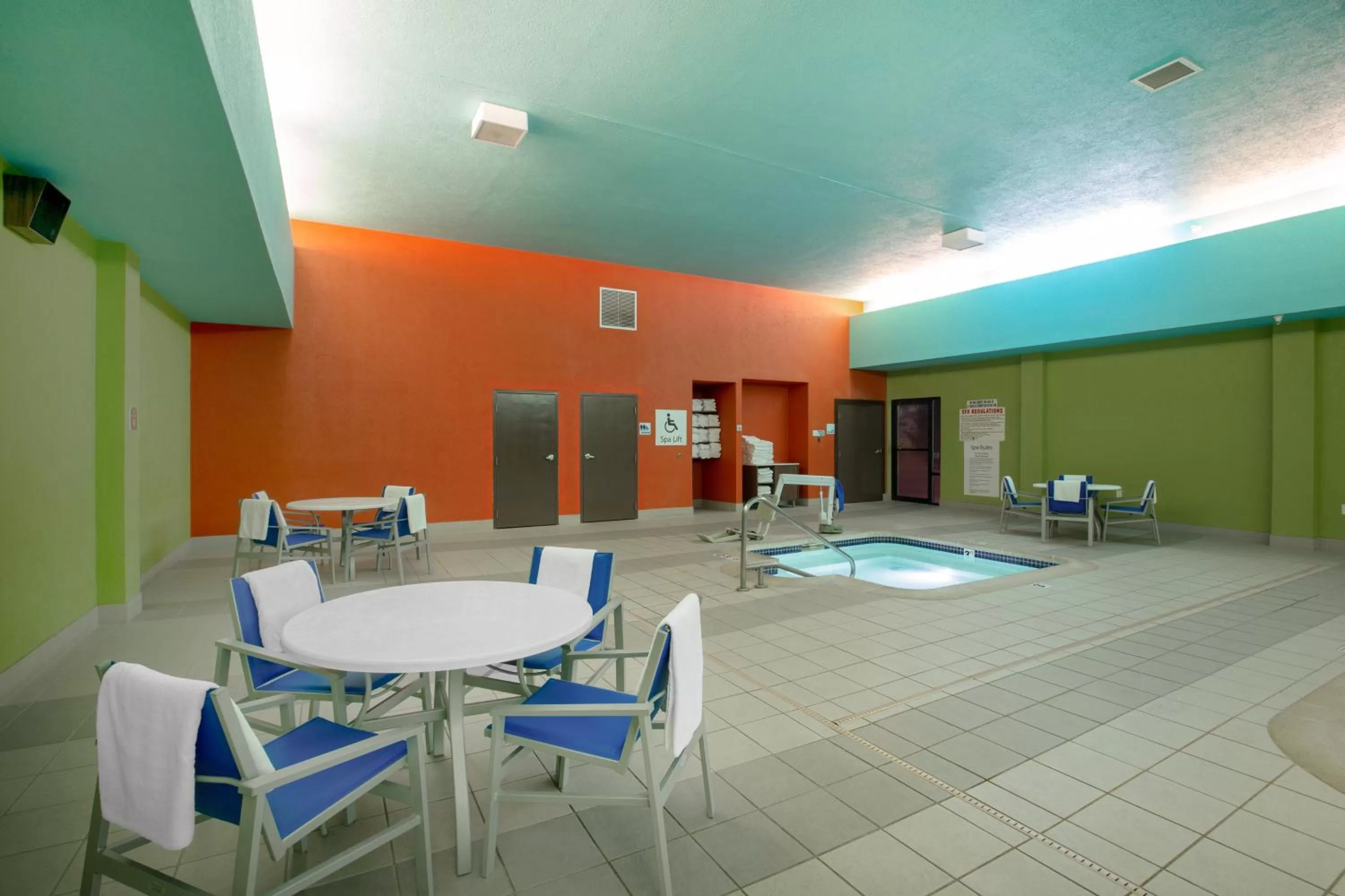 Swimming pool in Holiday Inn Express Hotel & Suites Columbus by IHG