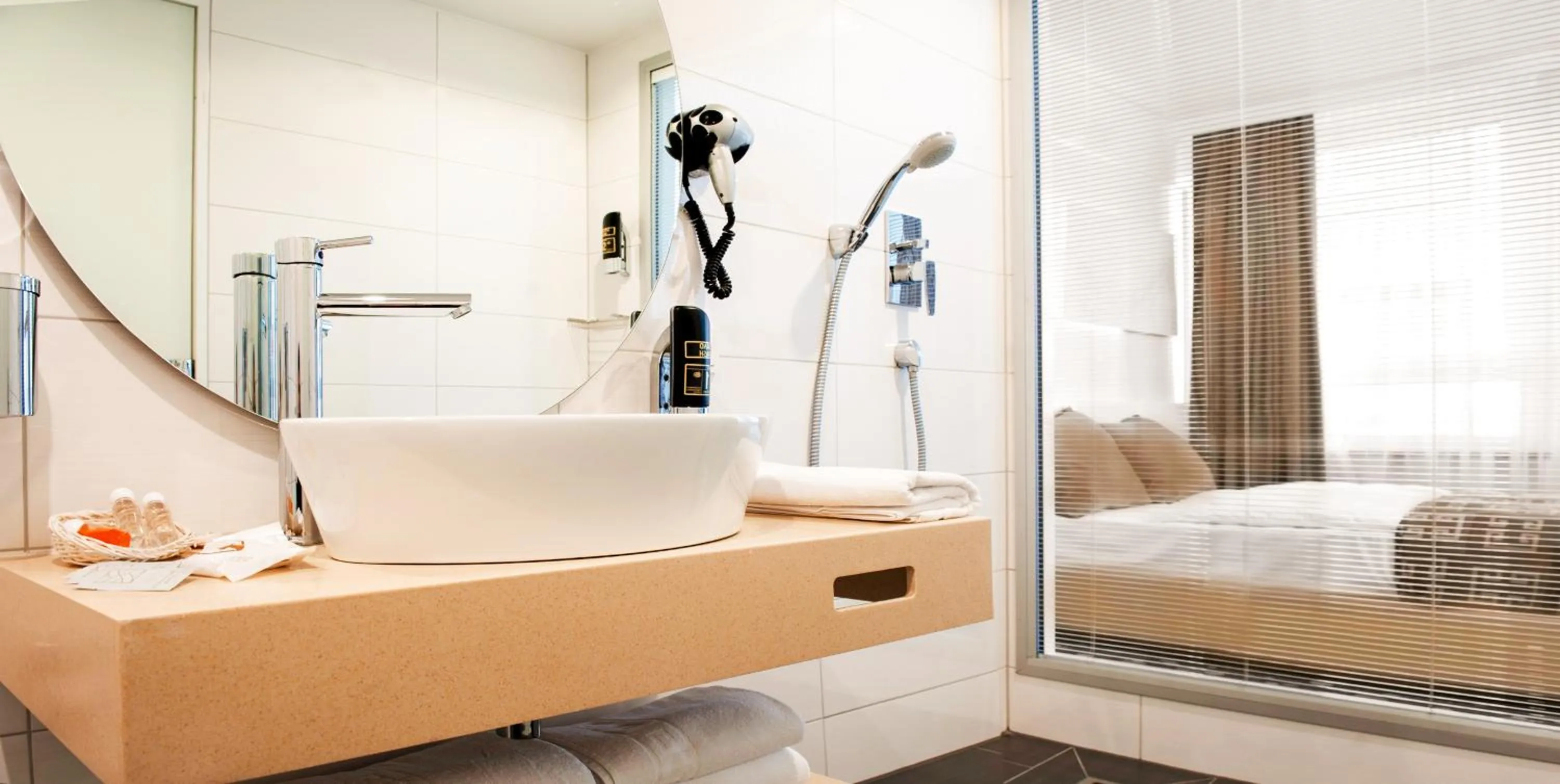 Bathroom, Bed in Hotel Bayer's