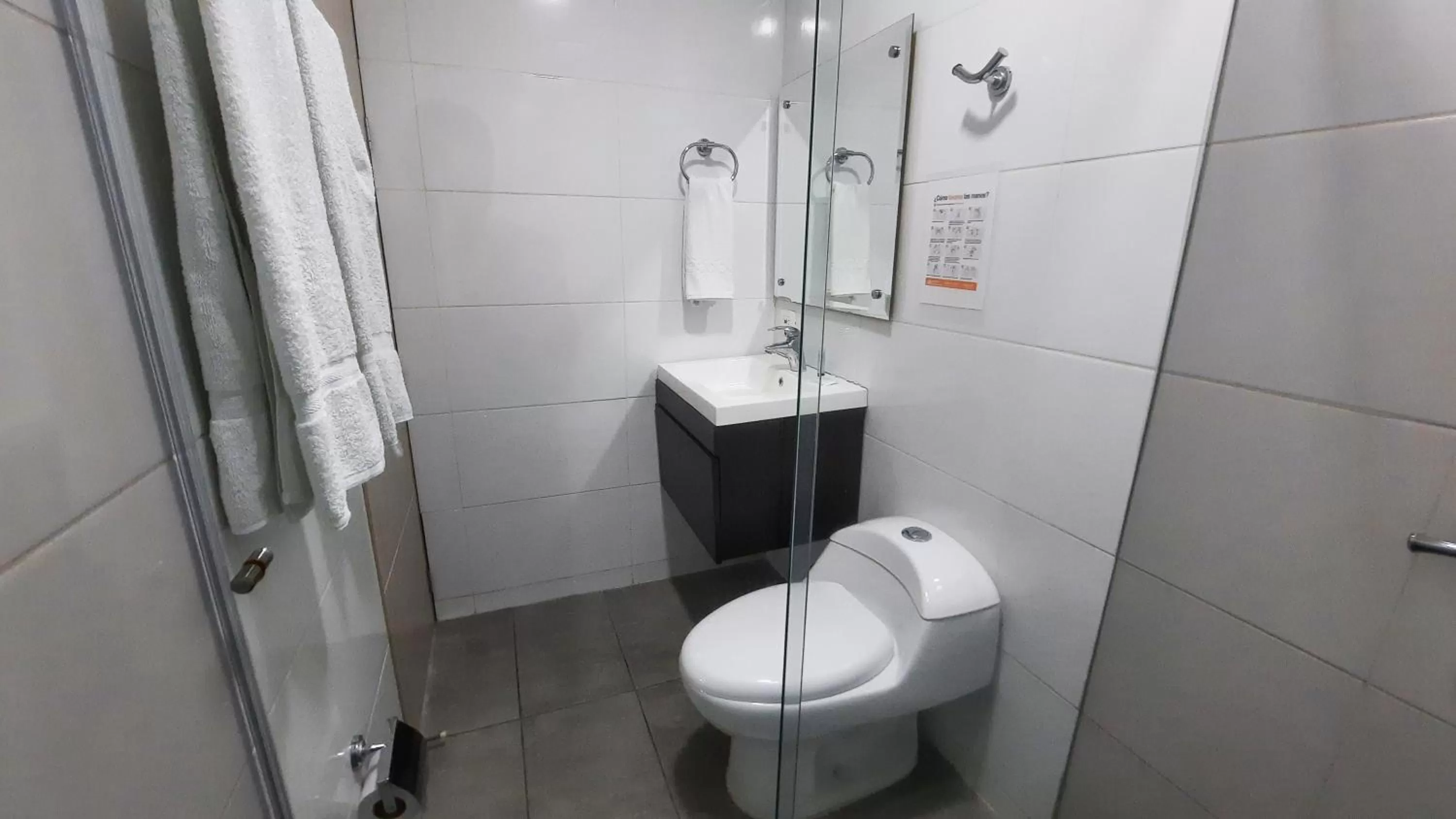 Bathroom in Bayit Tov Circunvalar Hotel