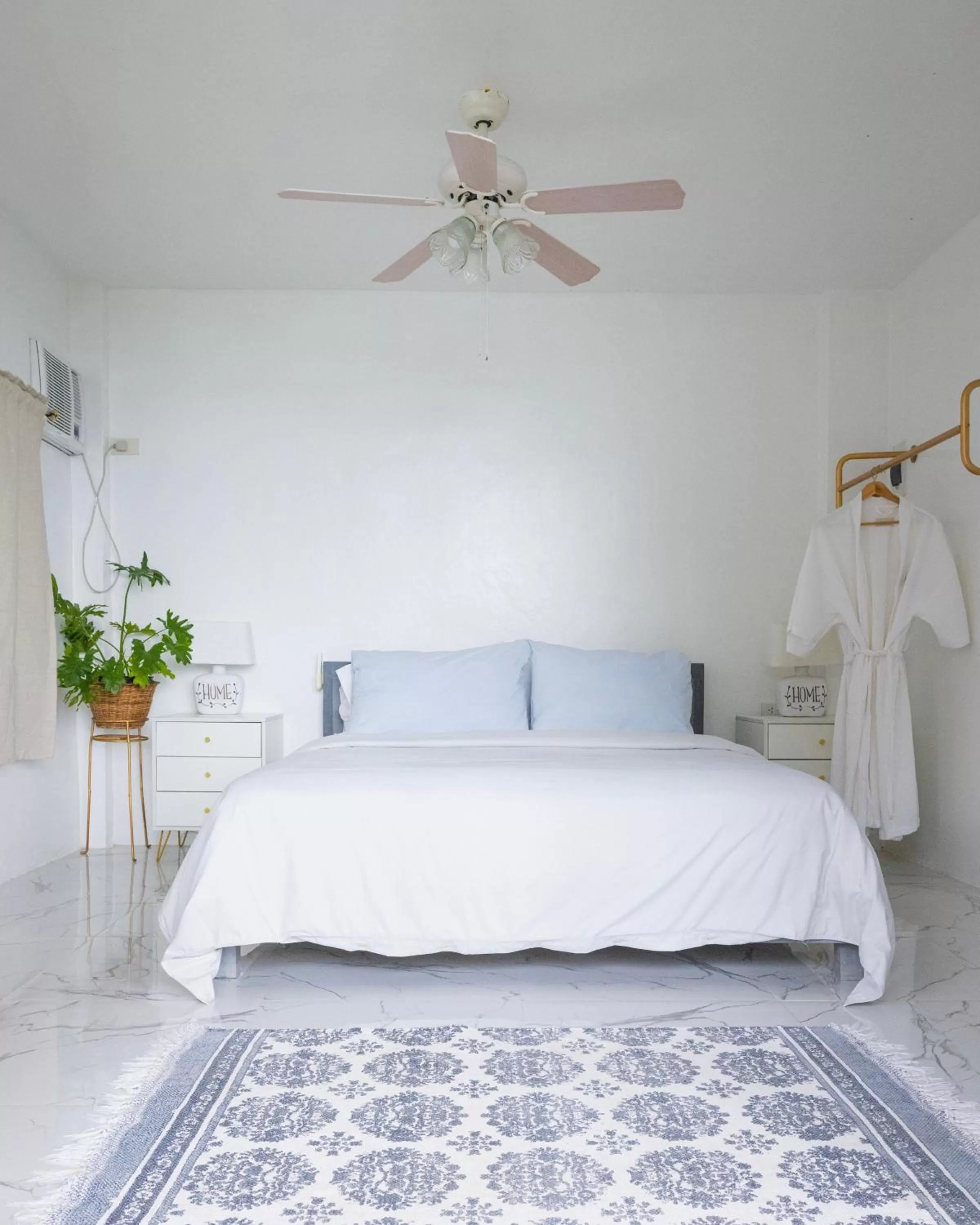 Bed in Bintana sa Paraiso Binunsaran