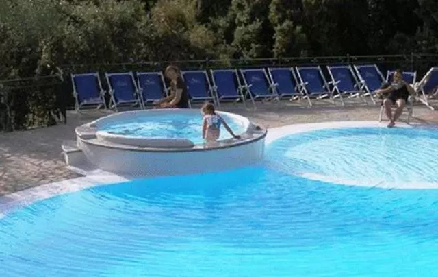 Hot Tub, Swimming Pool in Residence Torre Delle Viole