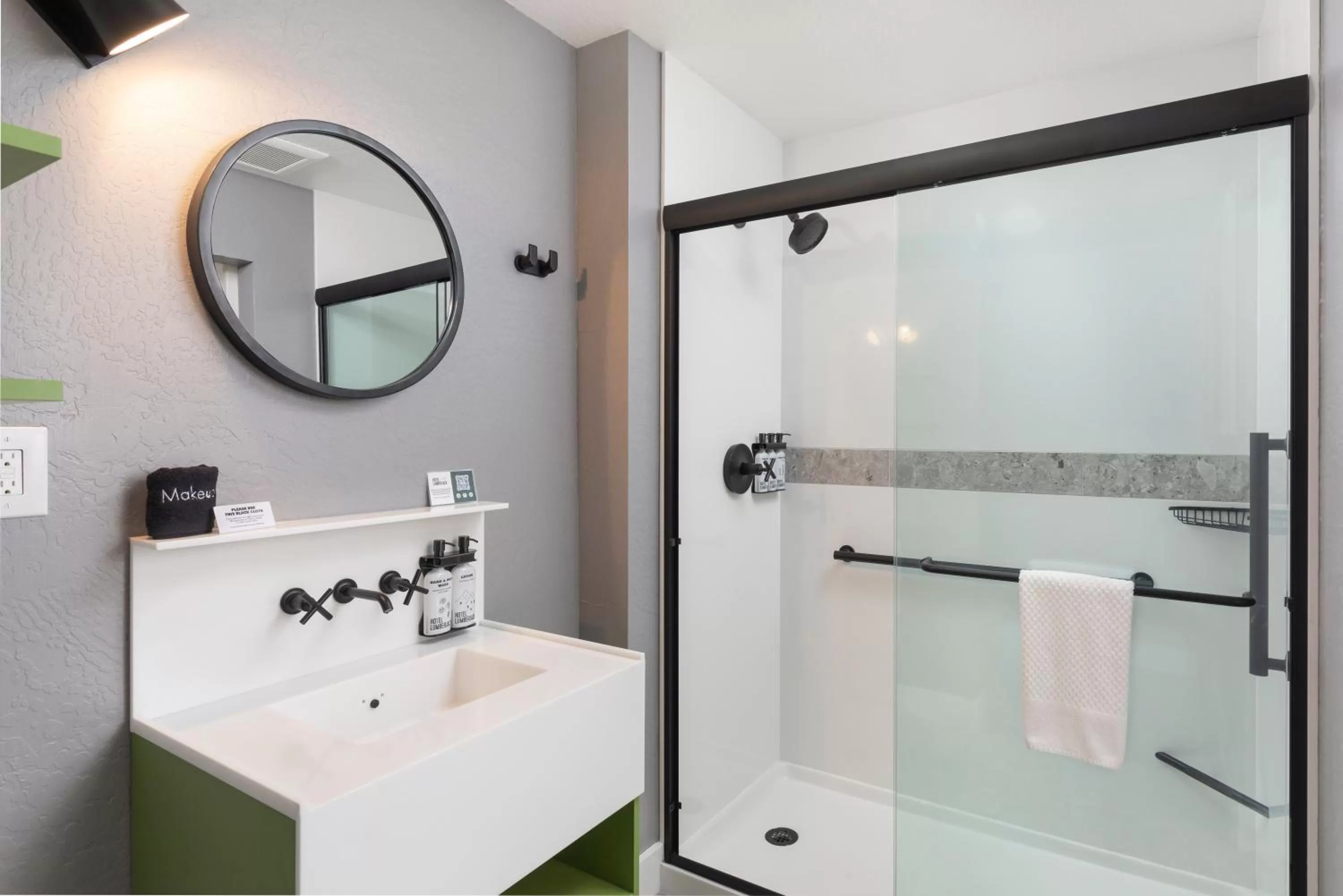 Shower in Hotel Lumberjack - Sonora