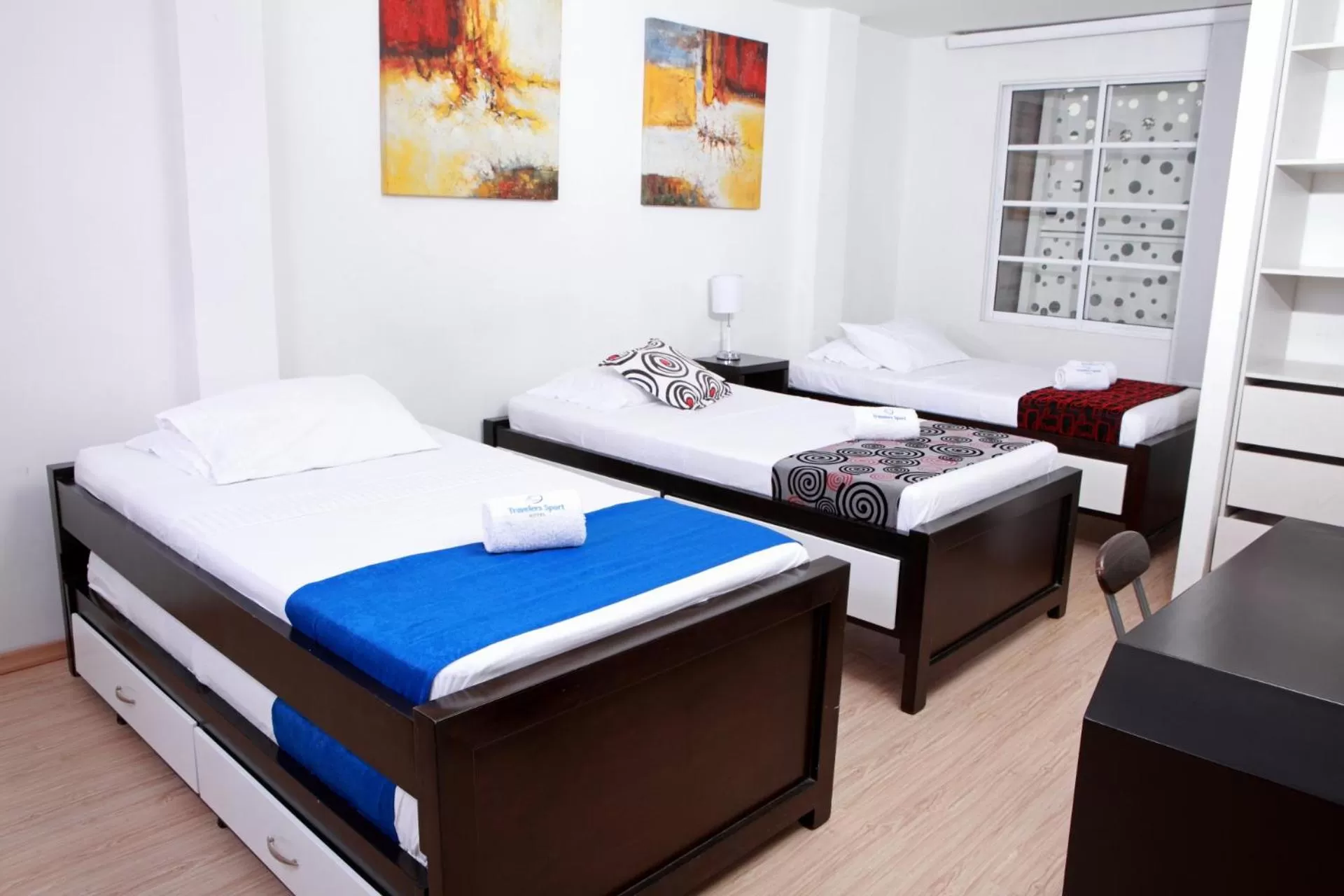 Staff, Bed in Hotel Travelers Sport