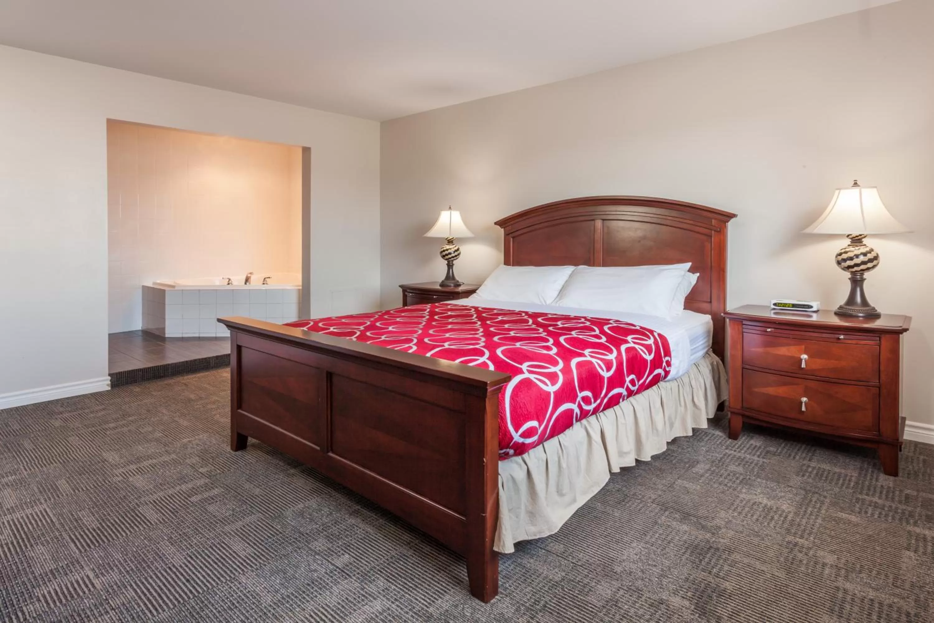 Deluxe Queen Suite - Non-Smoking in Super 8 by Wyndham Kirkland Lake