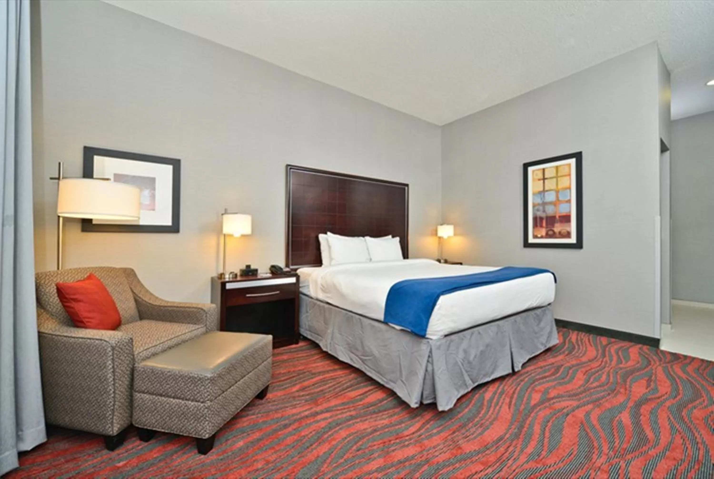 Photo of the whole room, Bed in Holiday Inn Express & Suites Utica by IHG