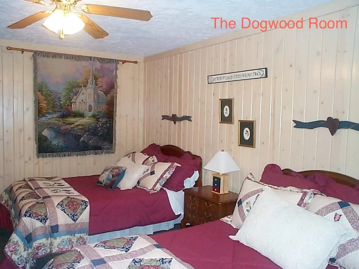 Bed in Mountain Aire Cottages, Inn, & Glamping