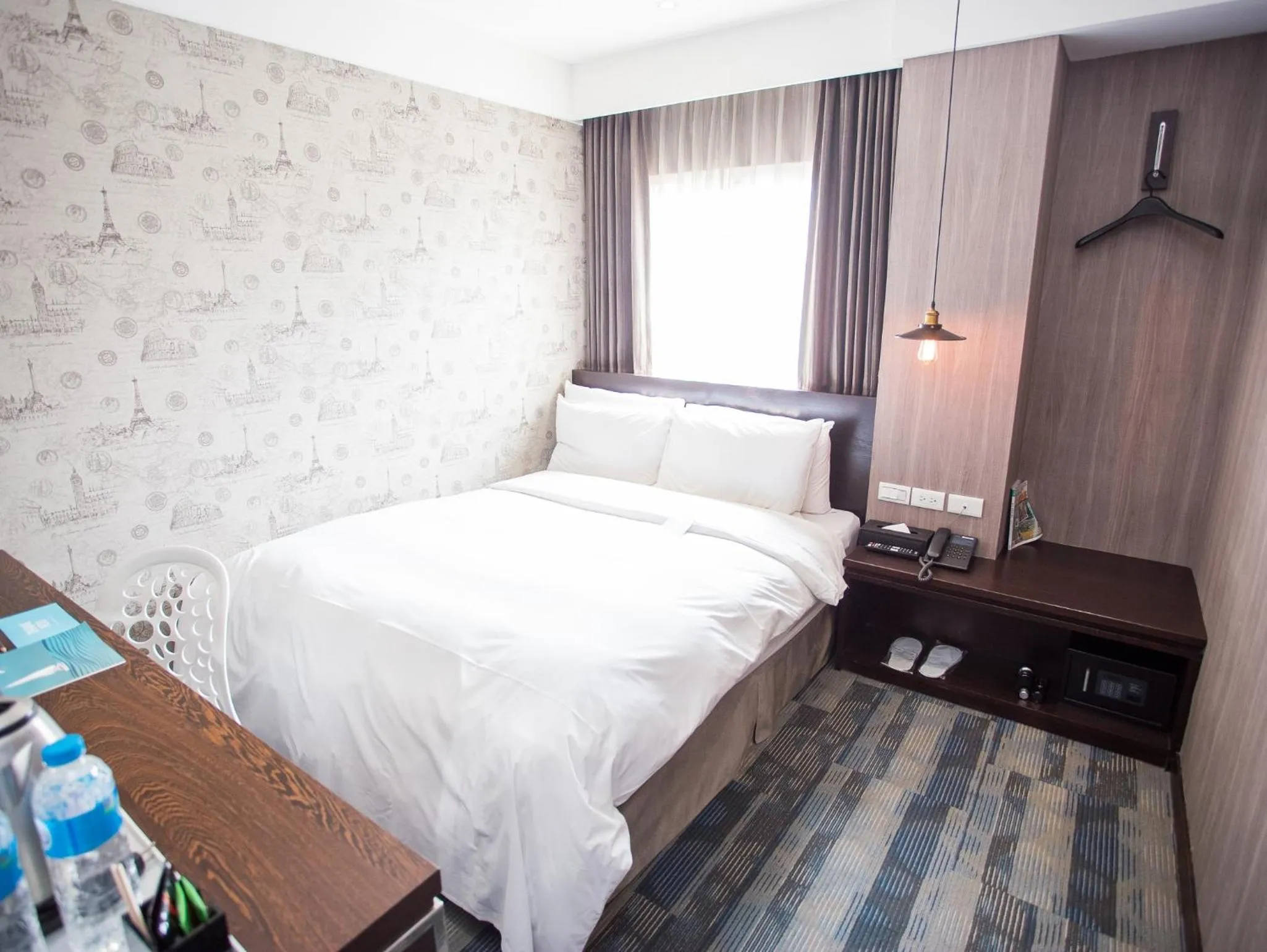 Bedroom, Bed in Khan Hotel