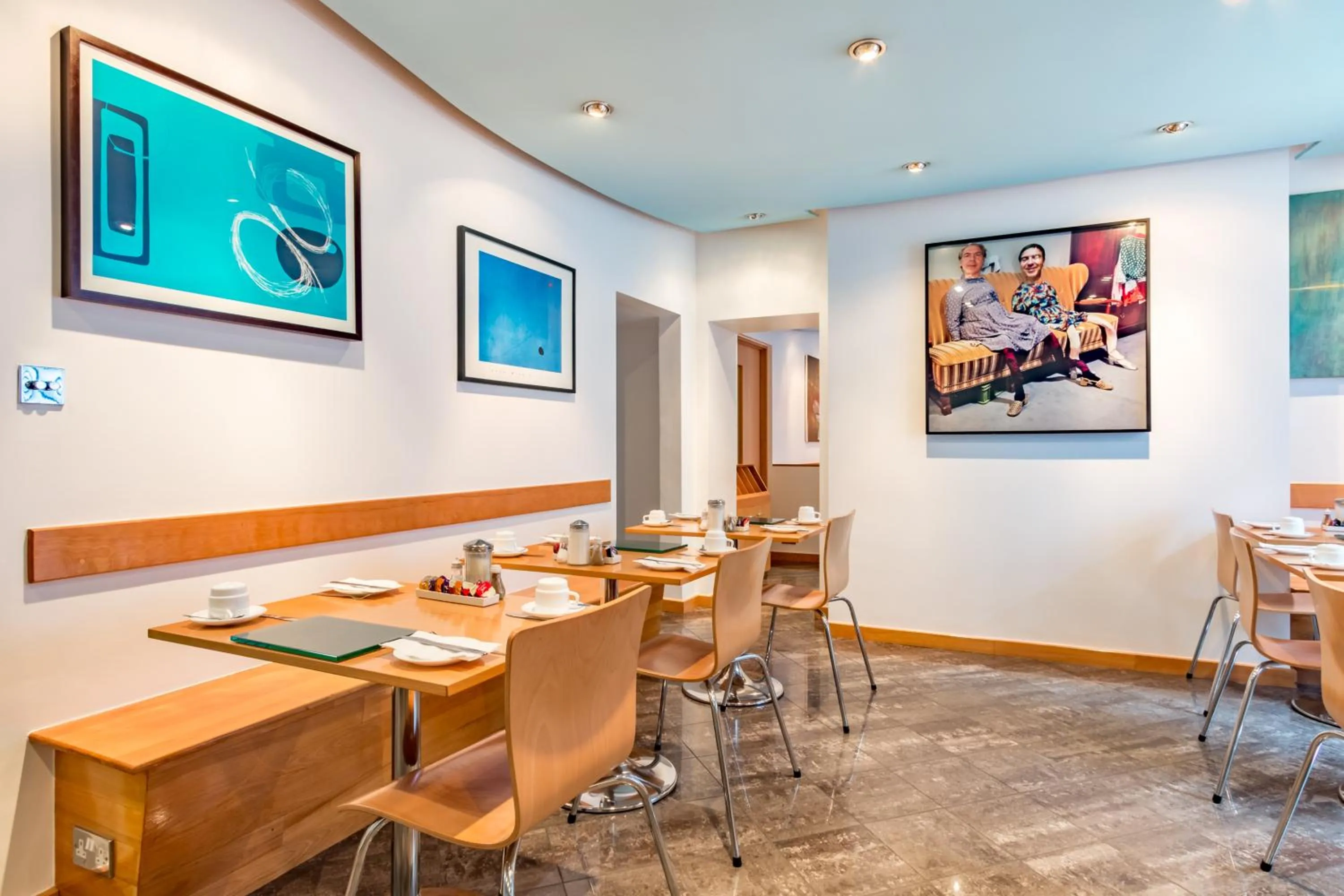 Restaurant/places to eat in Luna And Simone Hotel