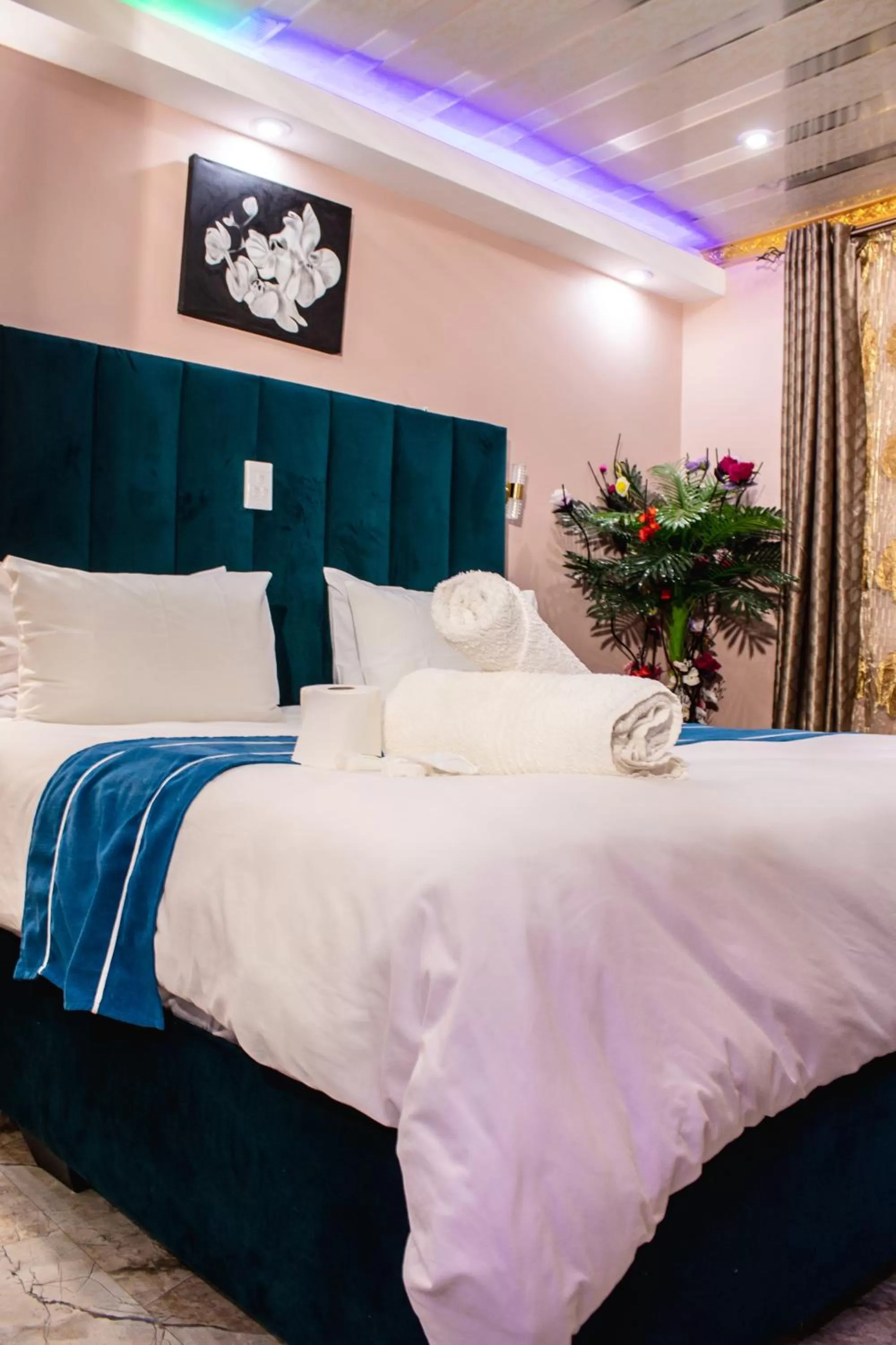 Bed in Gold Crown International Hotel Johannesburg