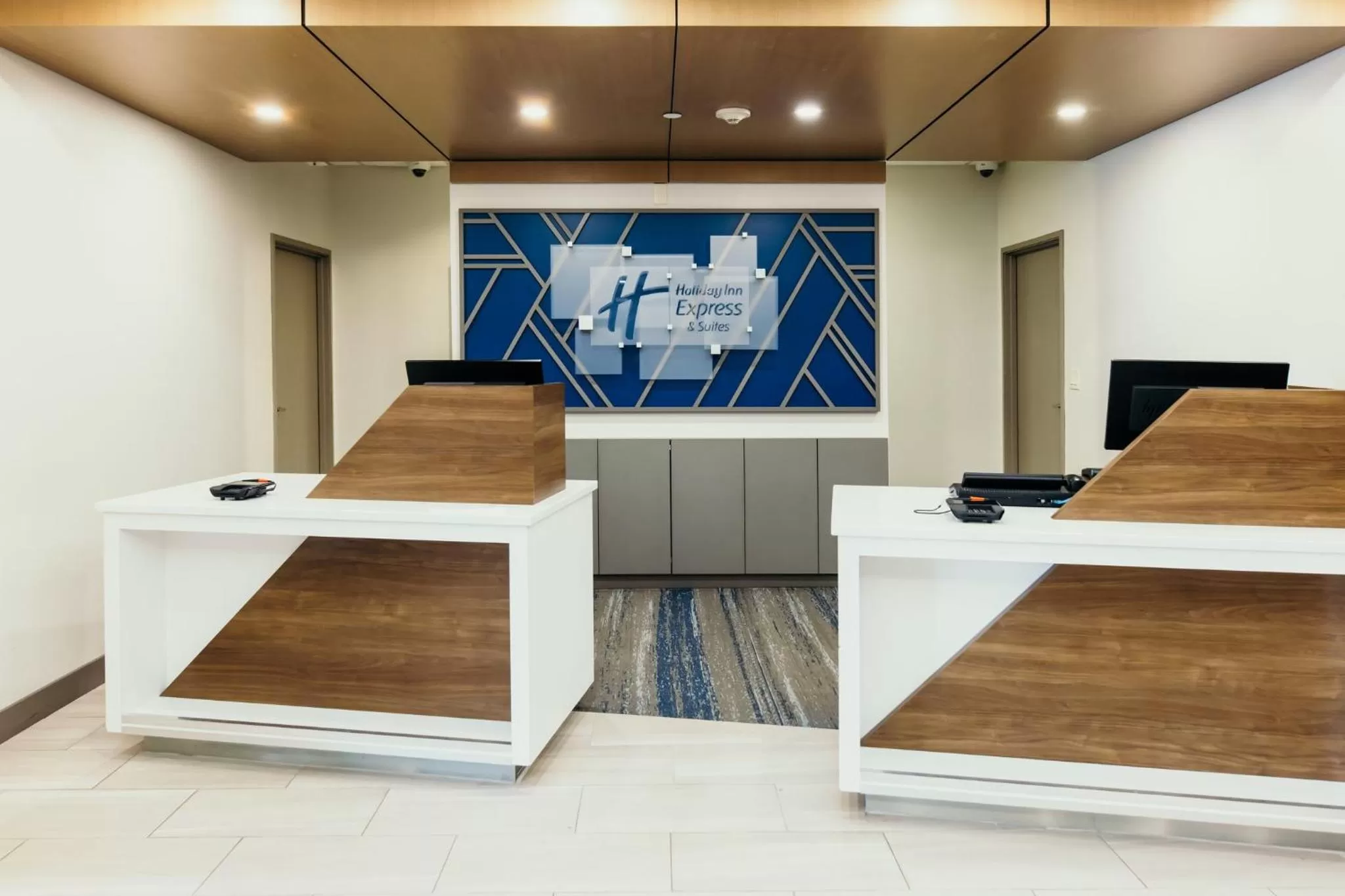 Lobby or reception in Holiday Inn Express and Suites Urbandale Des Moines by IHG