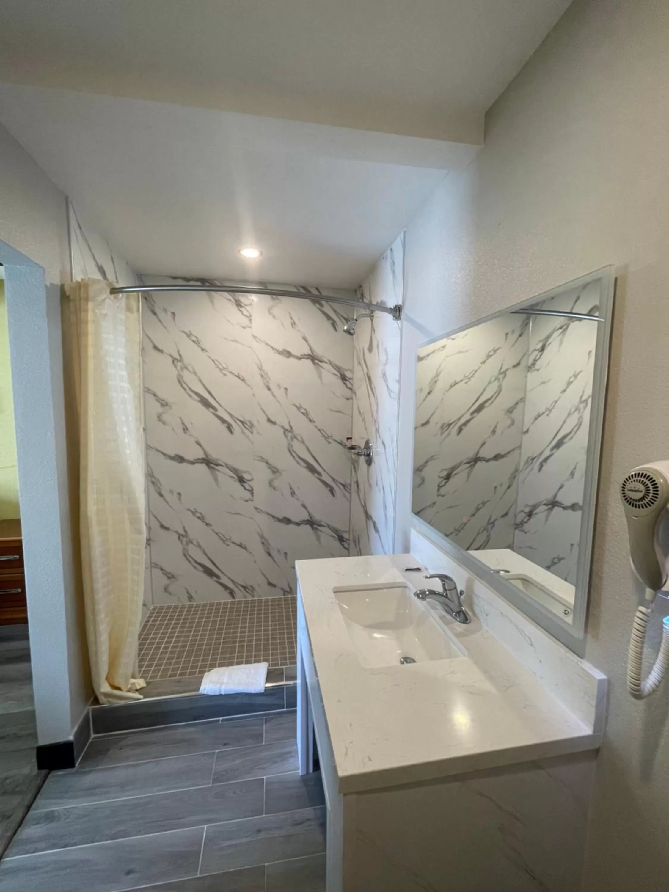 Shower in Stadium Inn & Spas