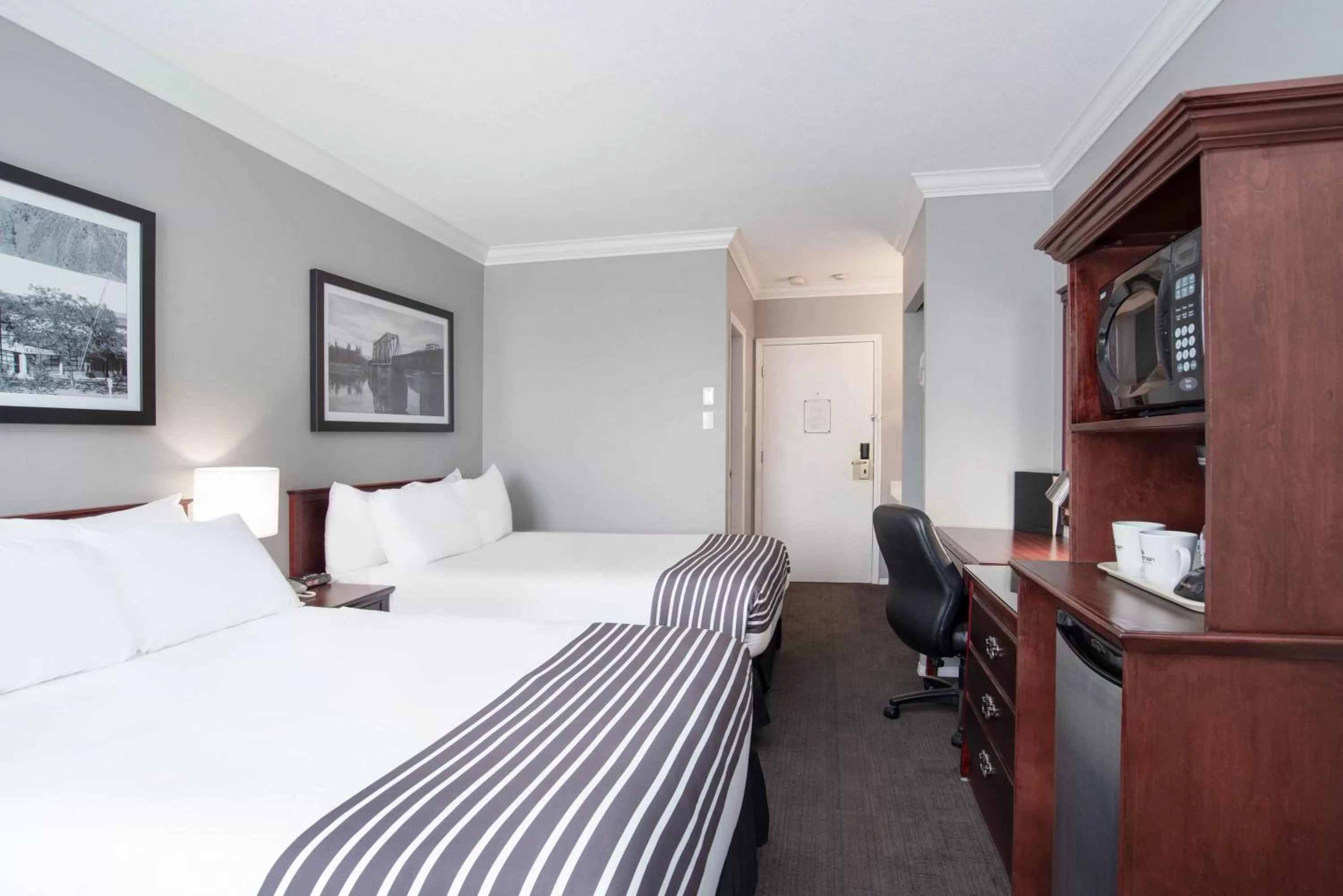 Photo of the whole room, Bed in Sandman Inn Kamloops