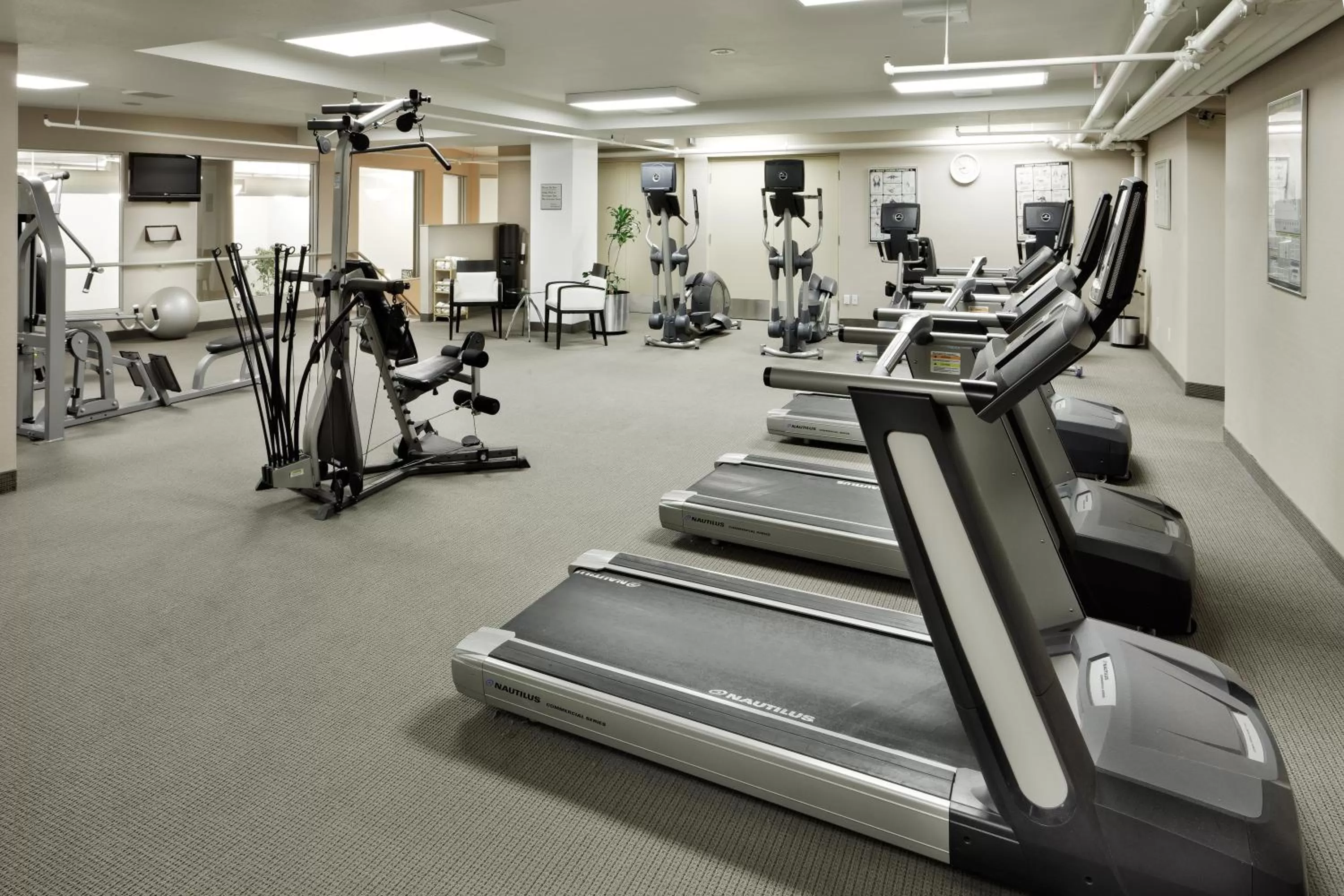 Fitness centre/facilities in Radisson Hotel Vancouver Airport
