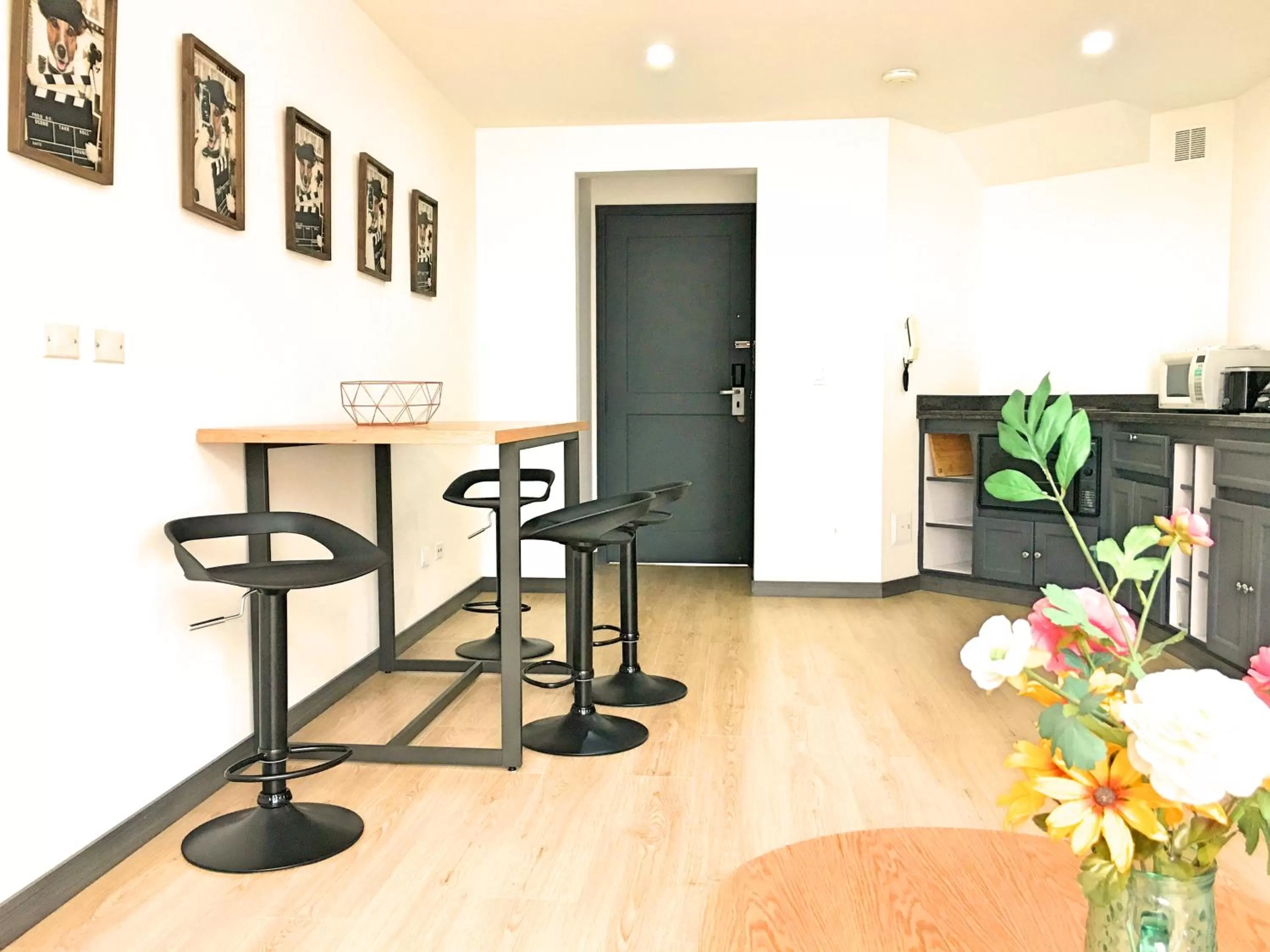 Dining area in Cora 96 Street Apartments