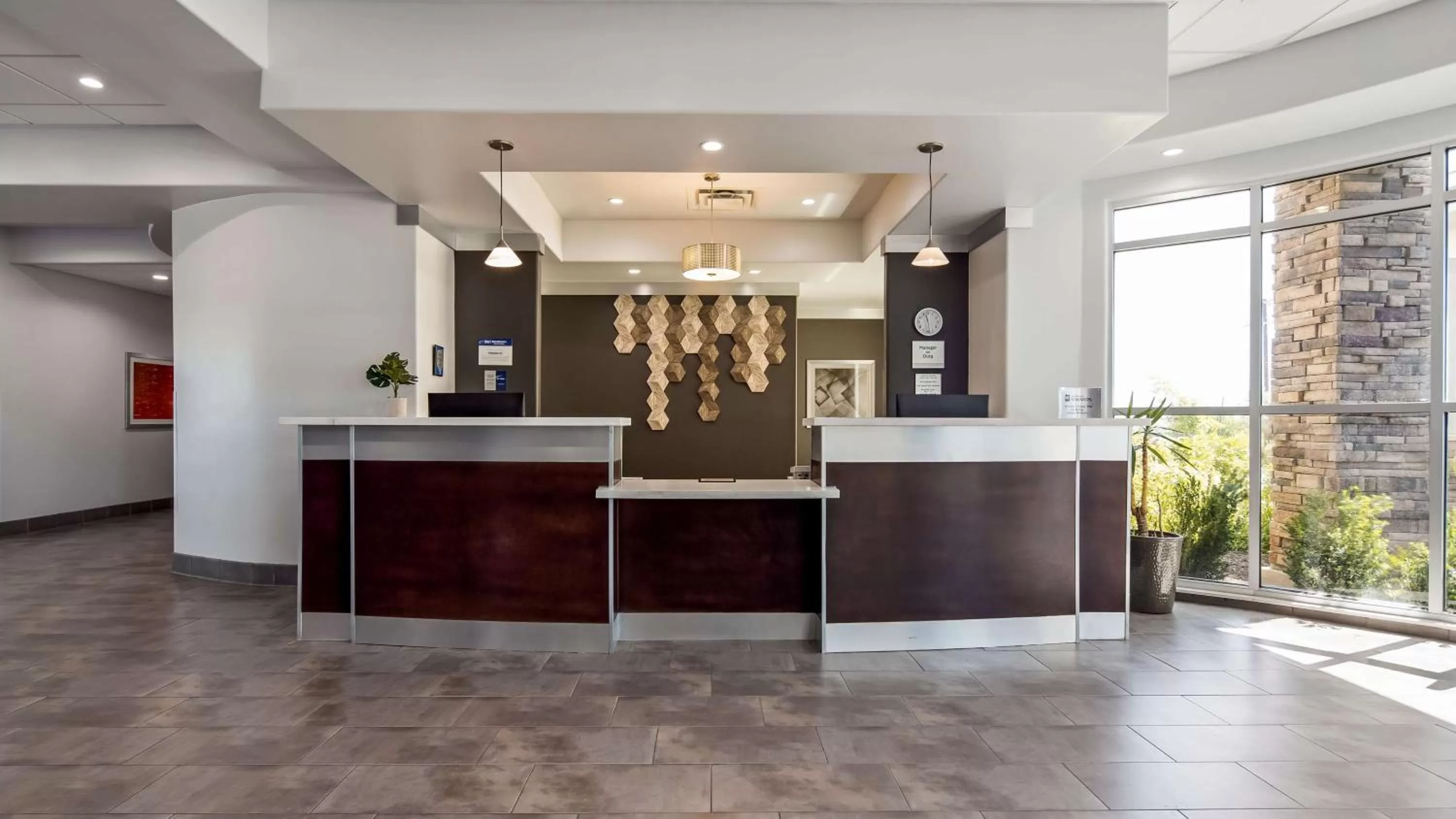 Lobby or reception in Best Western Plus Roland Inn & Suites