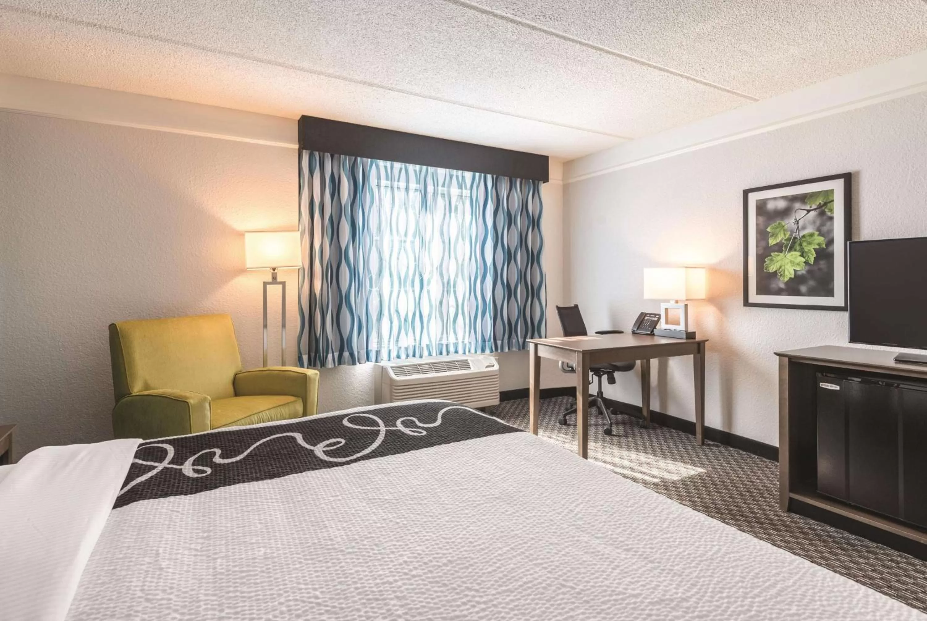 Photo of the whole room, Bed in La Quinta by Wyndham Orlando Lake Mary