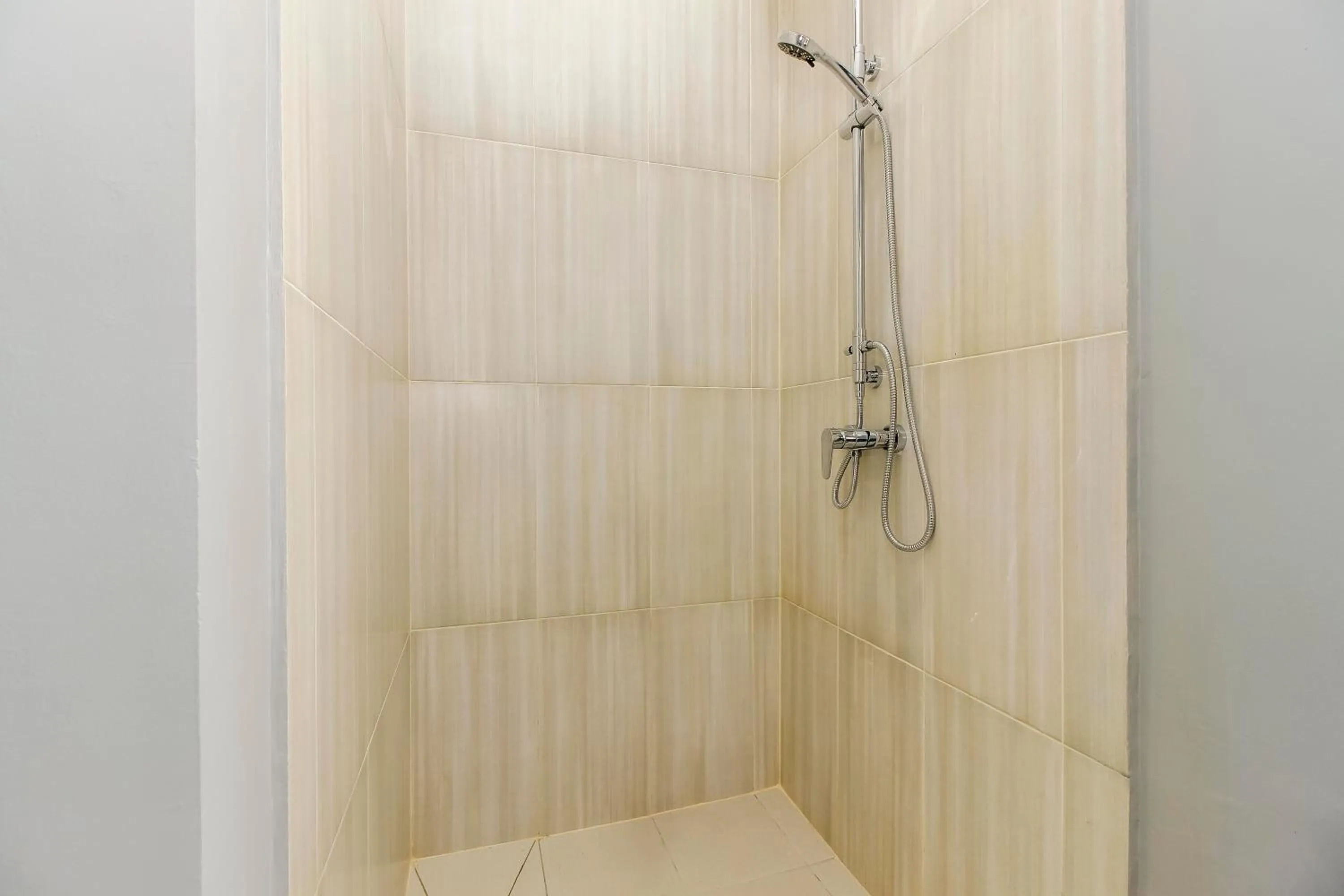 Bathroom in RedDoorz Plus @ Kwitang 2