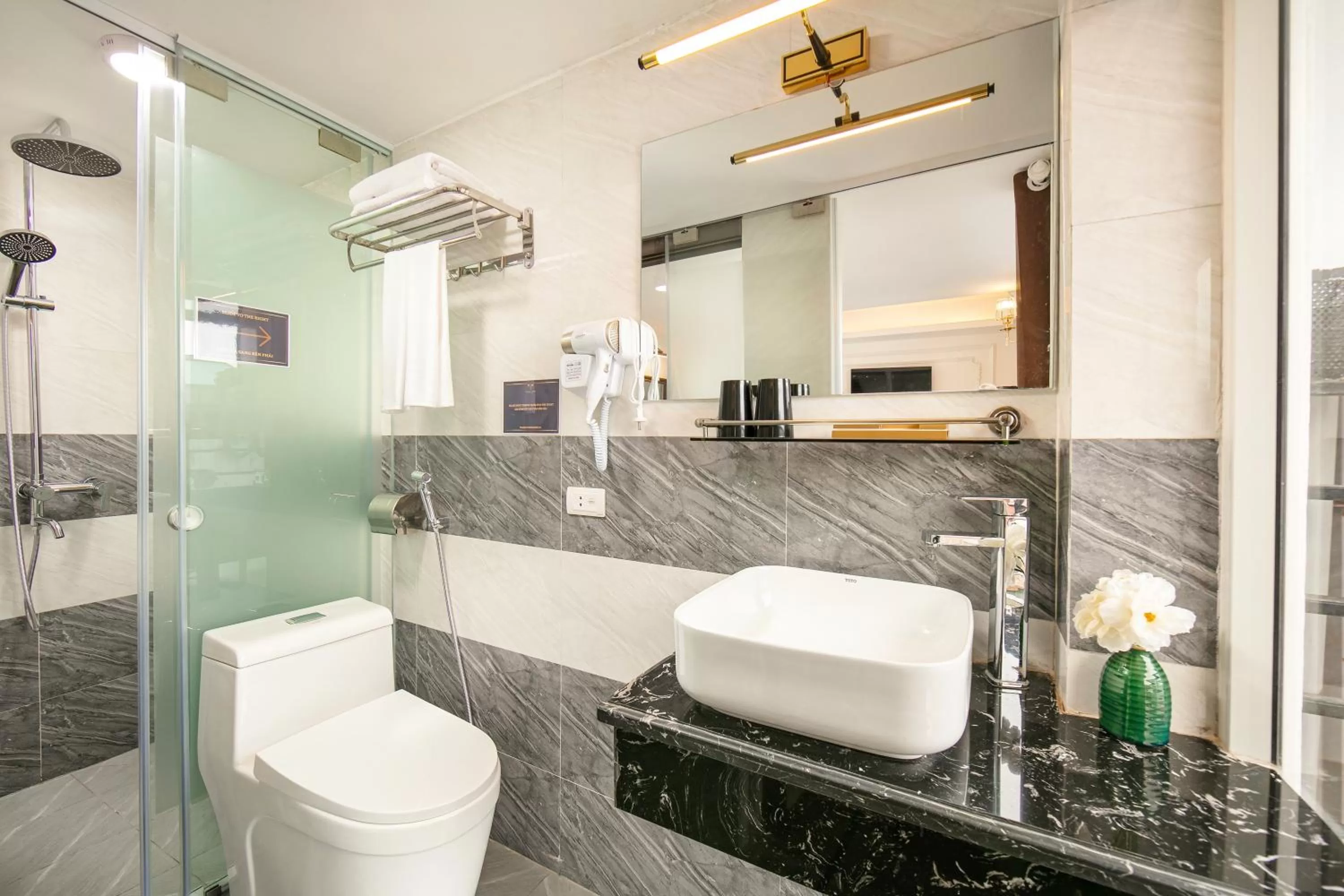 Shower in Tunger Grand Hotel