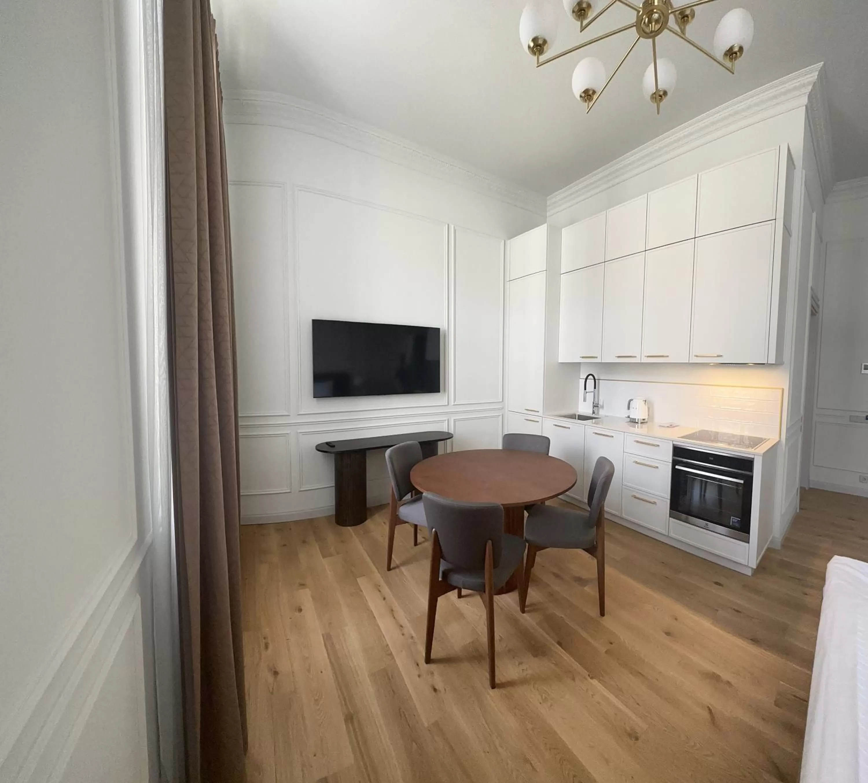 TV and multimedia, Dining Area in Roze Center Apartments