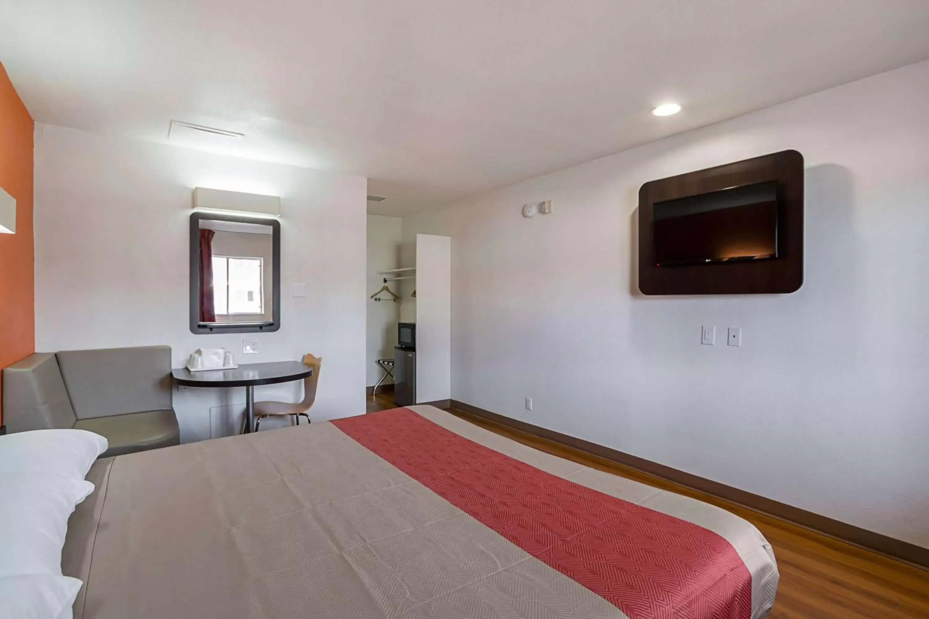 King Room - Non-Smoking in Motel 6-El Paso, TX - Airport - Fort Bliss King Room - Non-Smoking in Motel 6-El Paso, TX - Airport - Fort Bliss