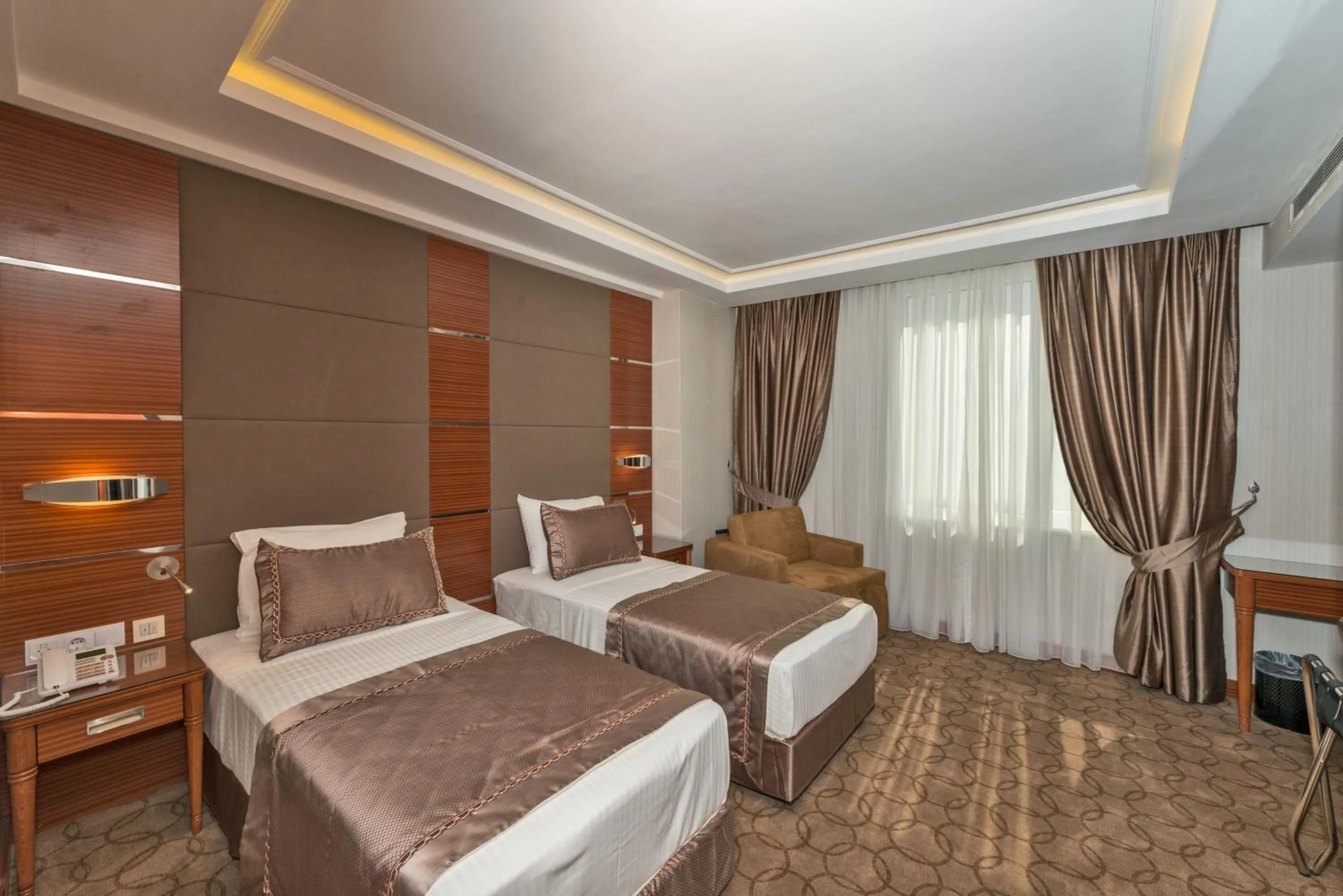 Photo of the whole room, Bed in Glorious Hotel