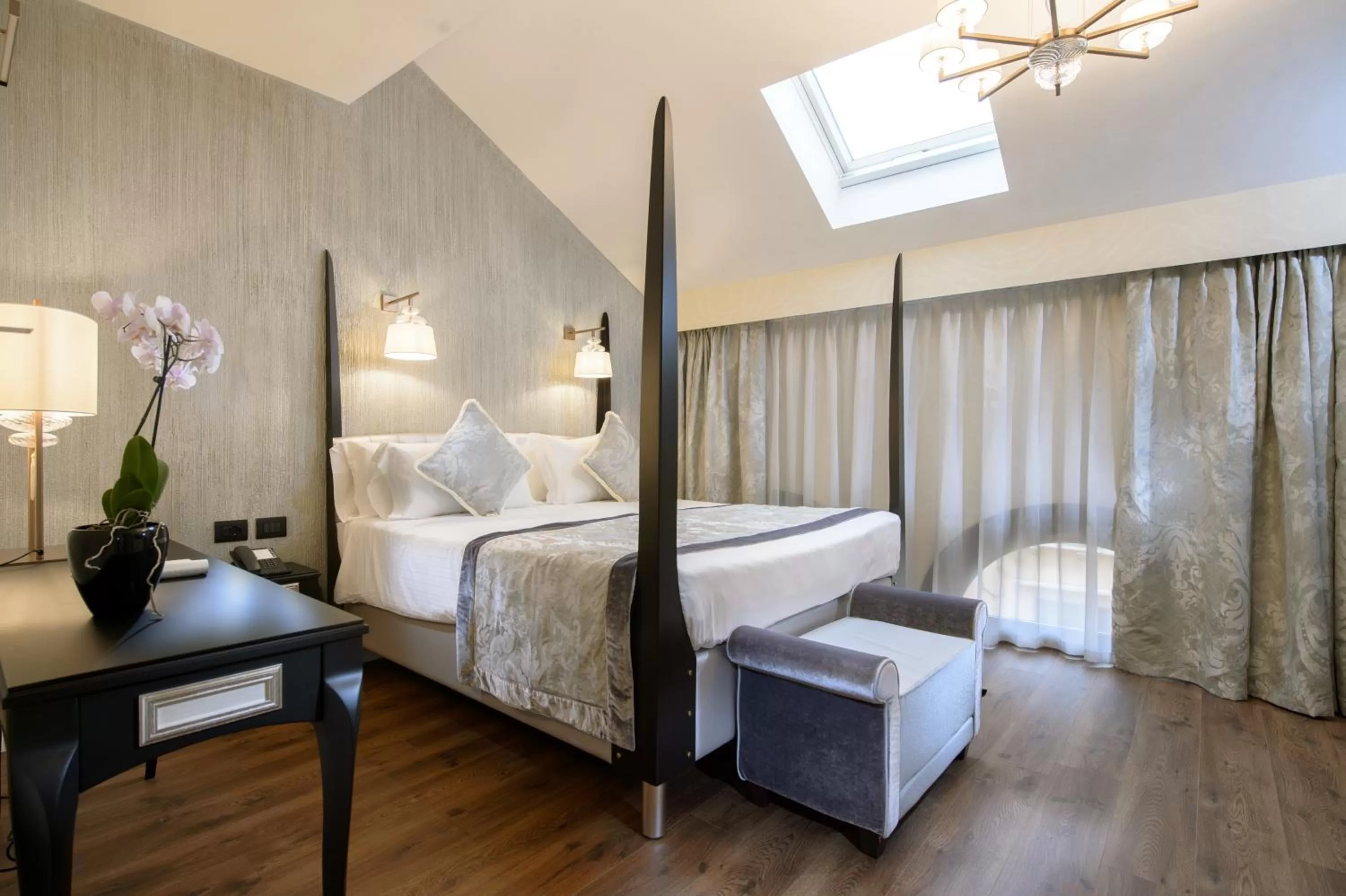 Bed in Palazzo Veneziano - Venice Collection