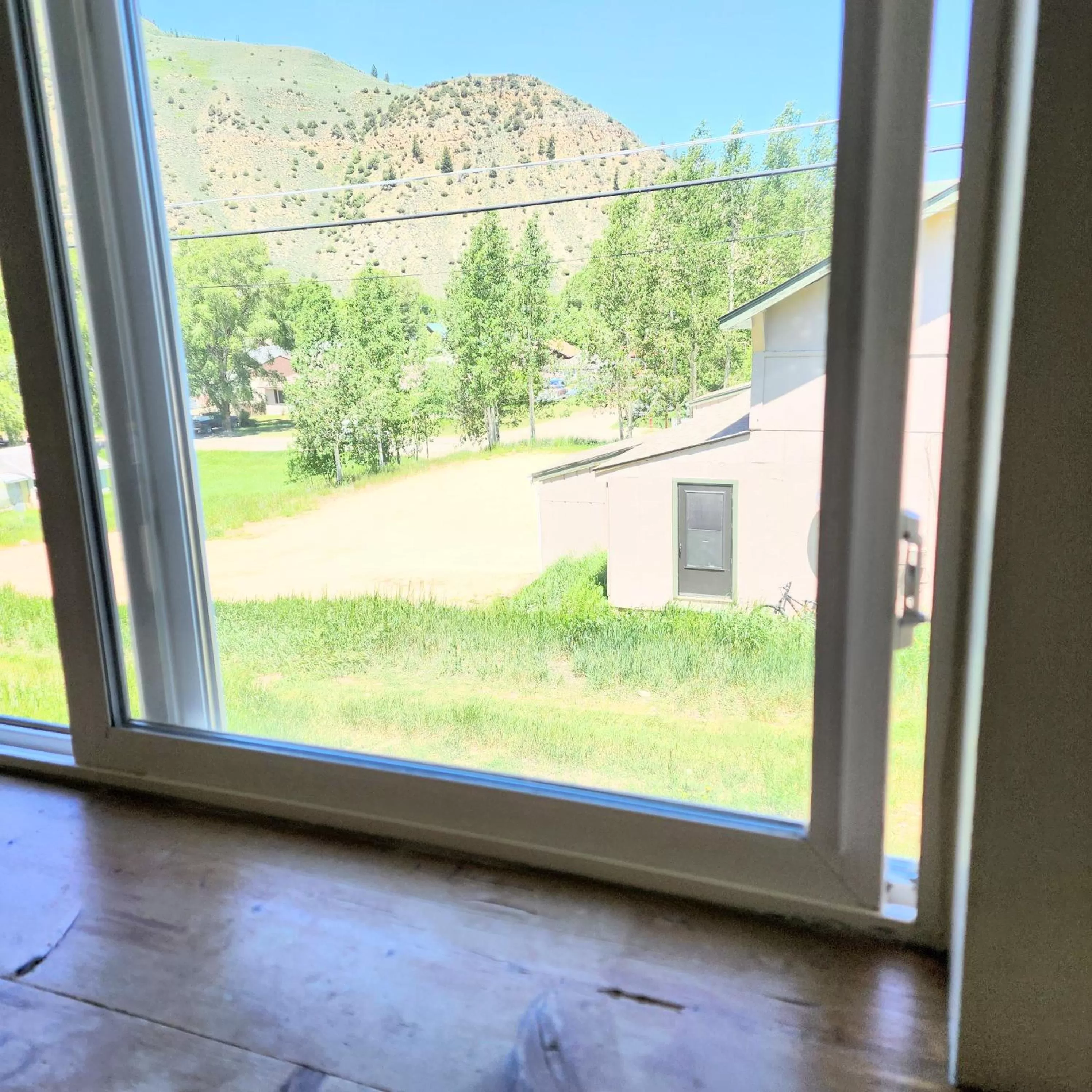 Mountain view in Canyon Motel near Rocky Mountain National Park