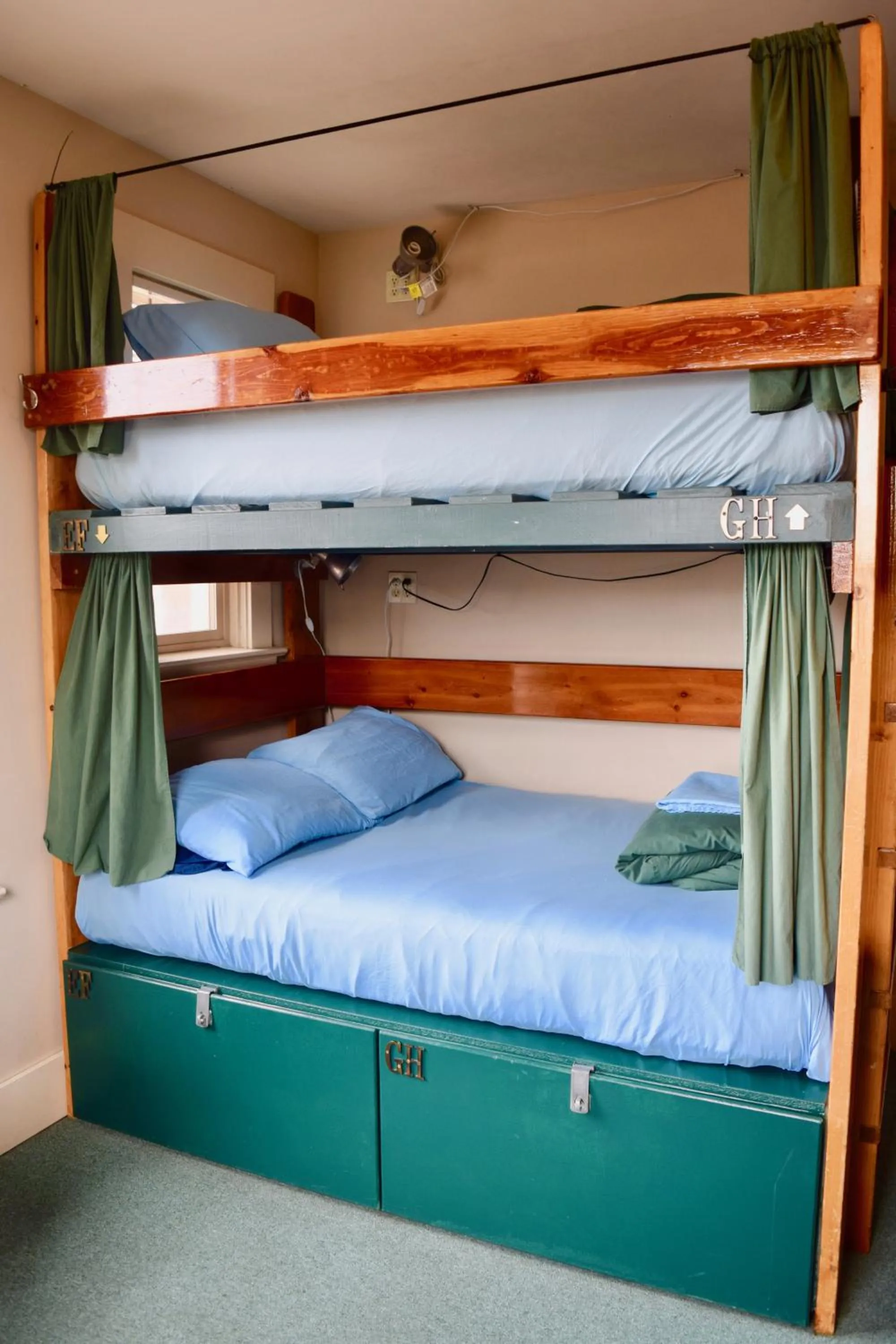 bunk bed, Bed in Green Tortoise Hostel Seattle