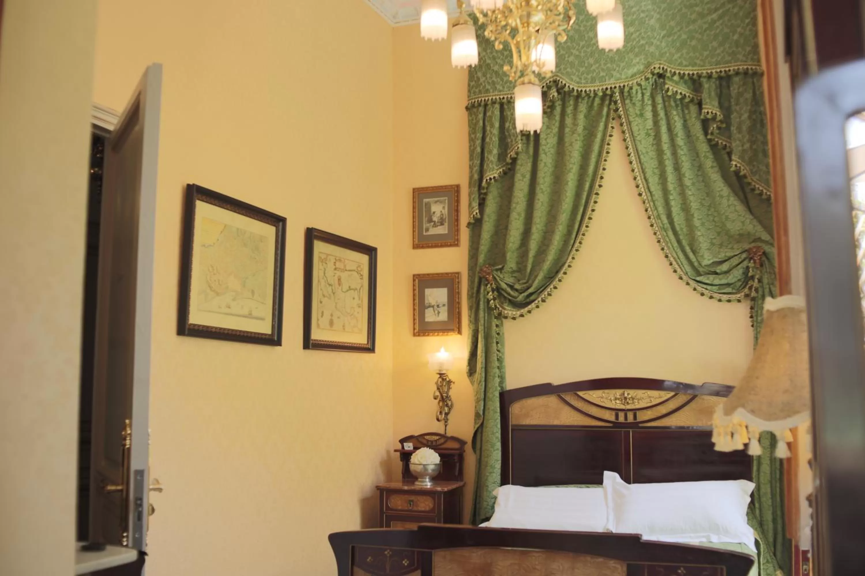 Bed in Sitges Royal Rooms