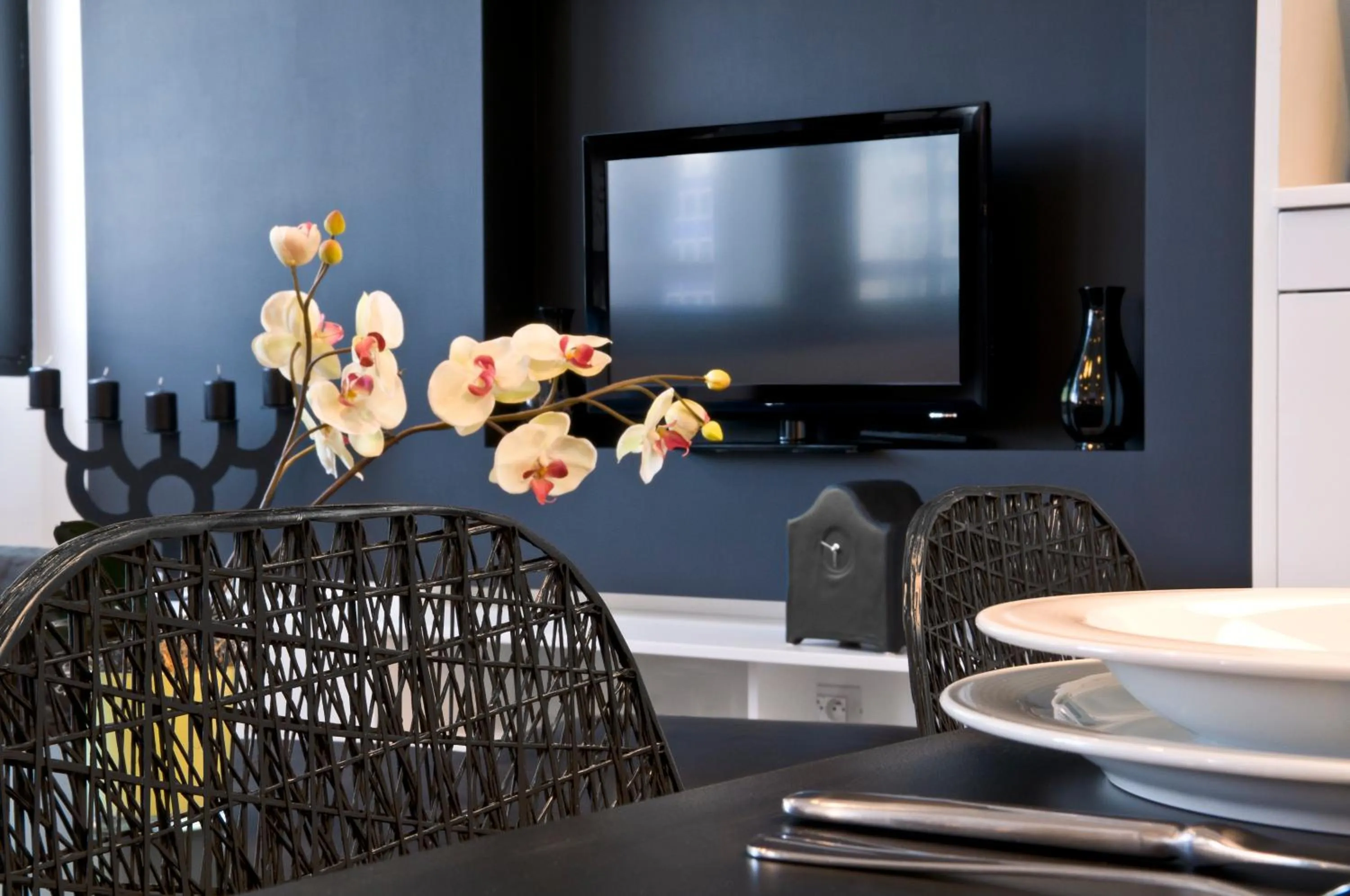 TV and multimedia in B-aparthotel Regent