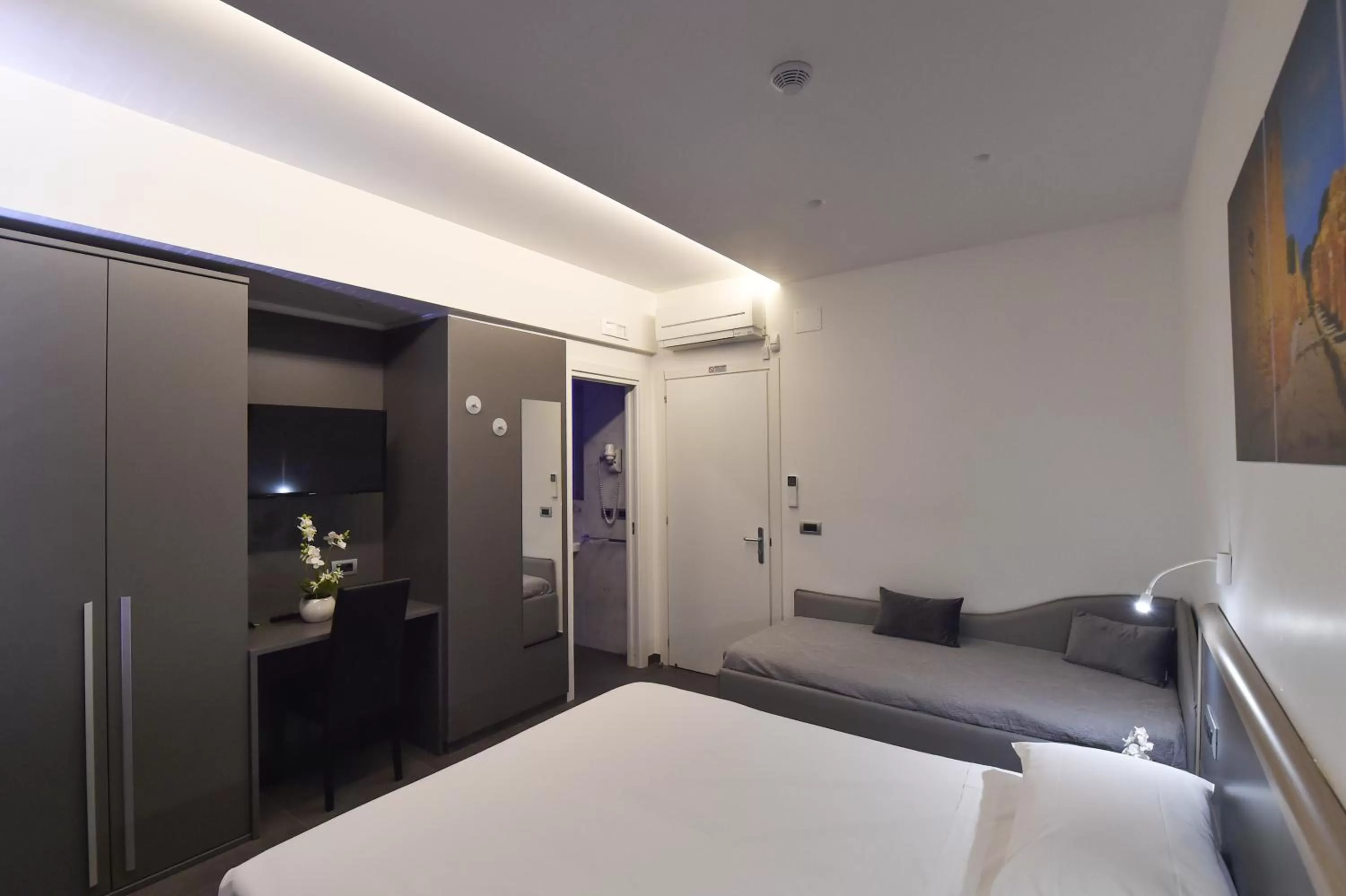 Bed in Pompei Inn Ruins B&B Luxury Suite