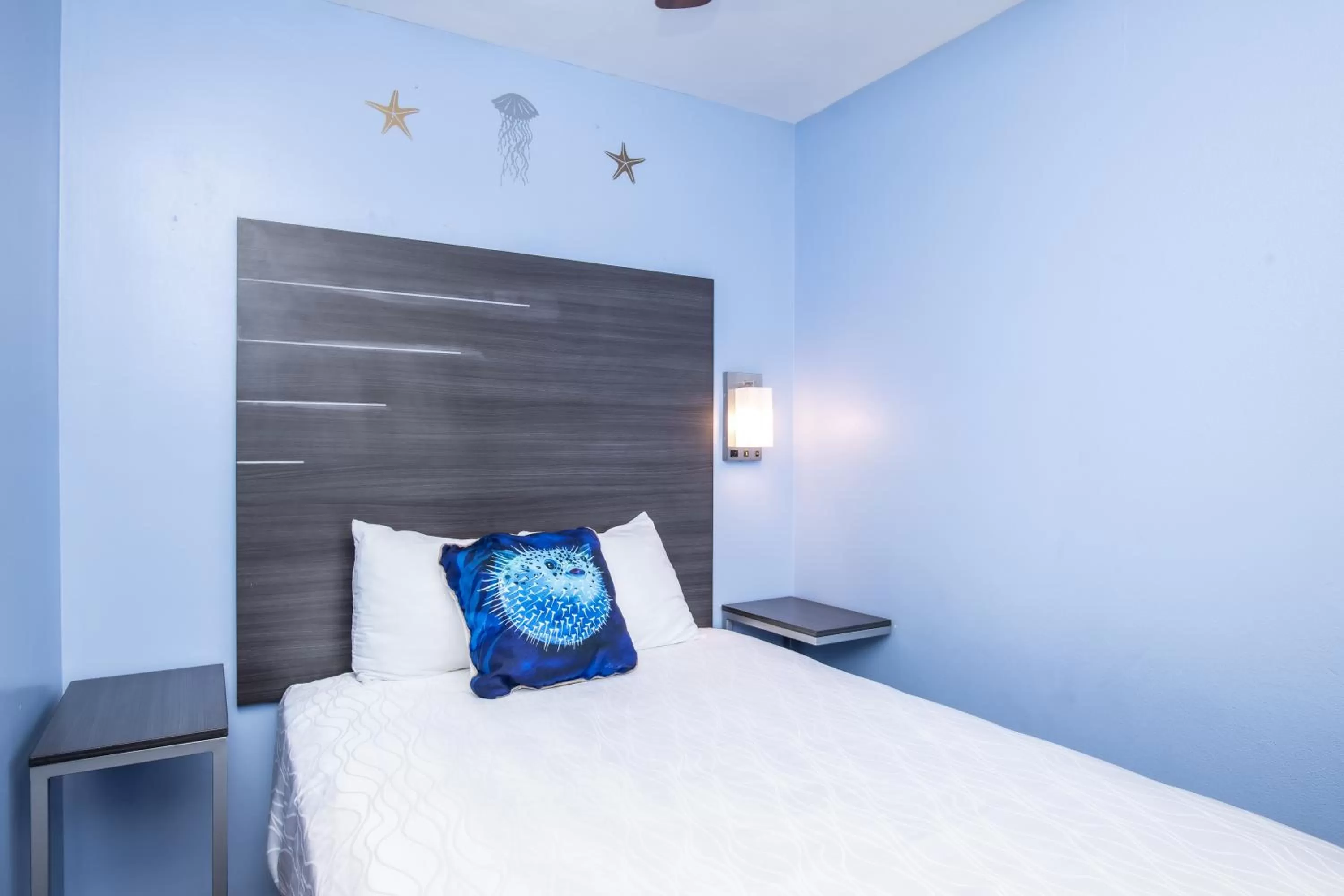 Bed in Aqua Breeze Inn