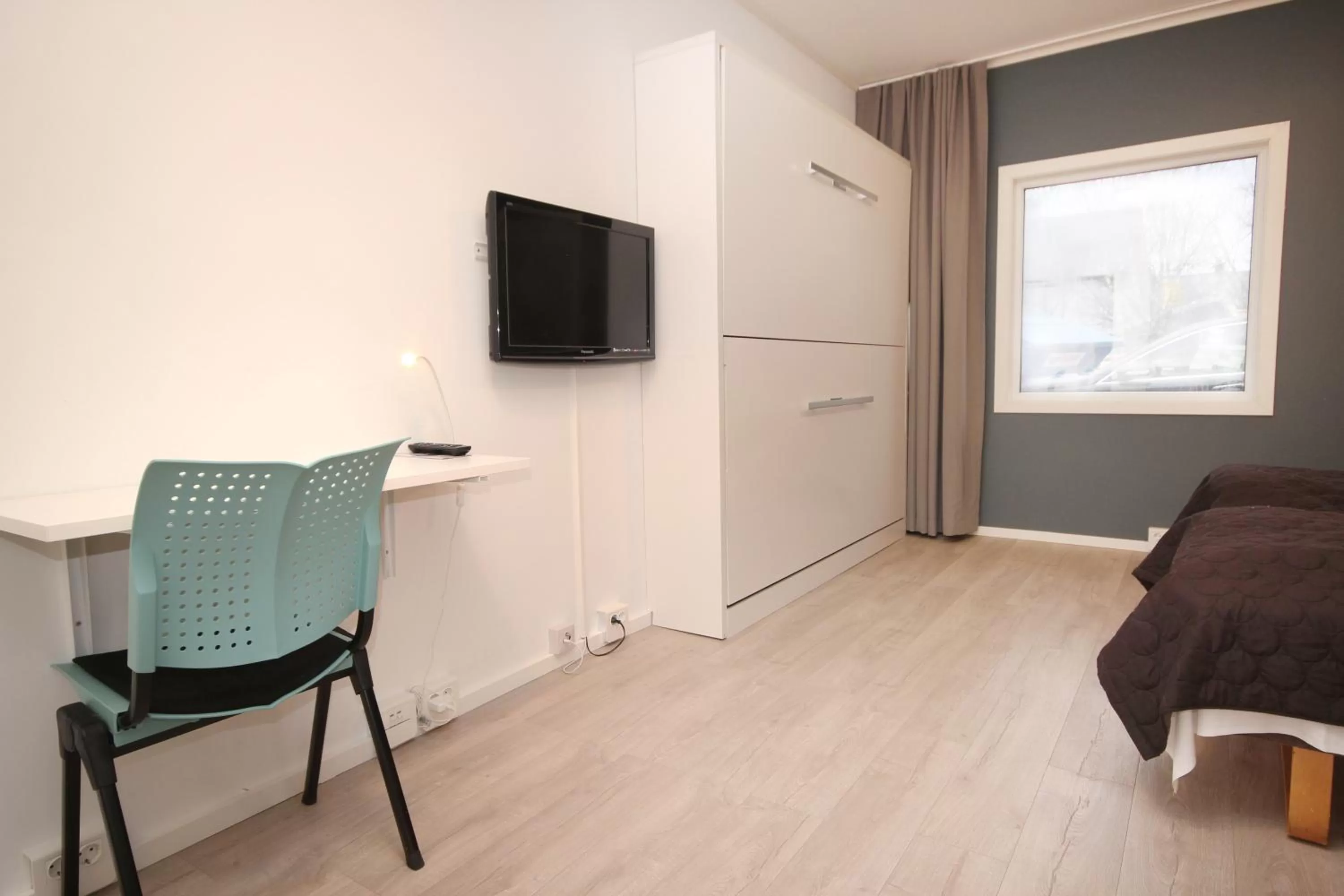 Bedroom, TV/Entertainment Center in Napoli Resturant & Hotell AS