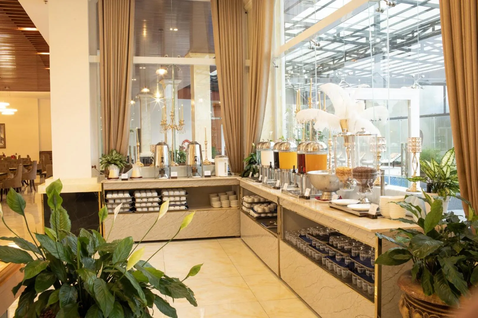 Restaurant/places to eat in Ladalat Hotel