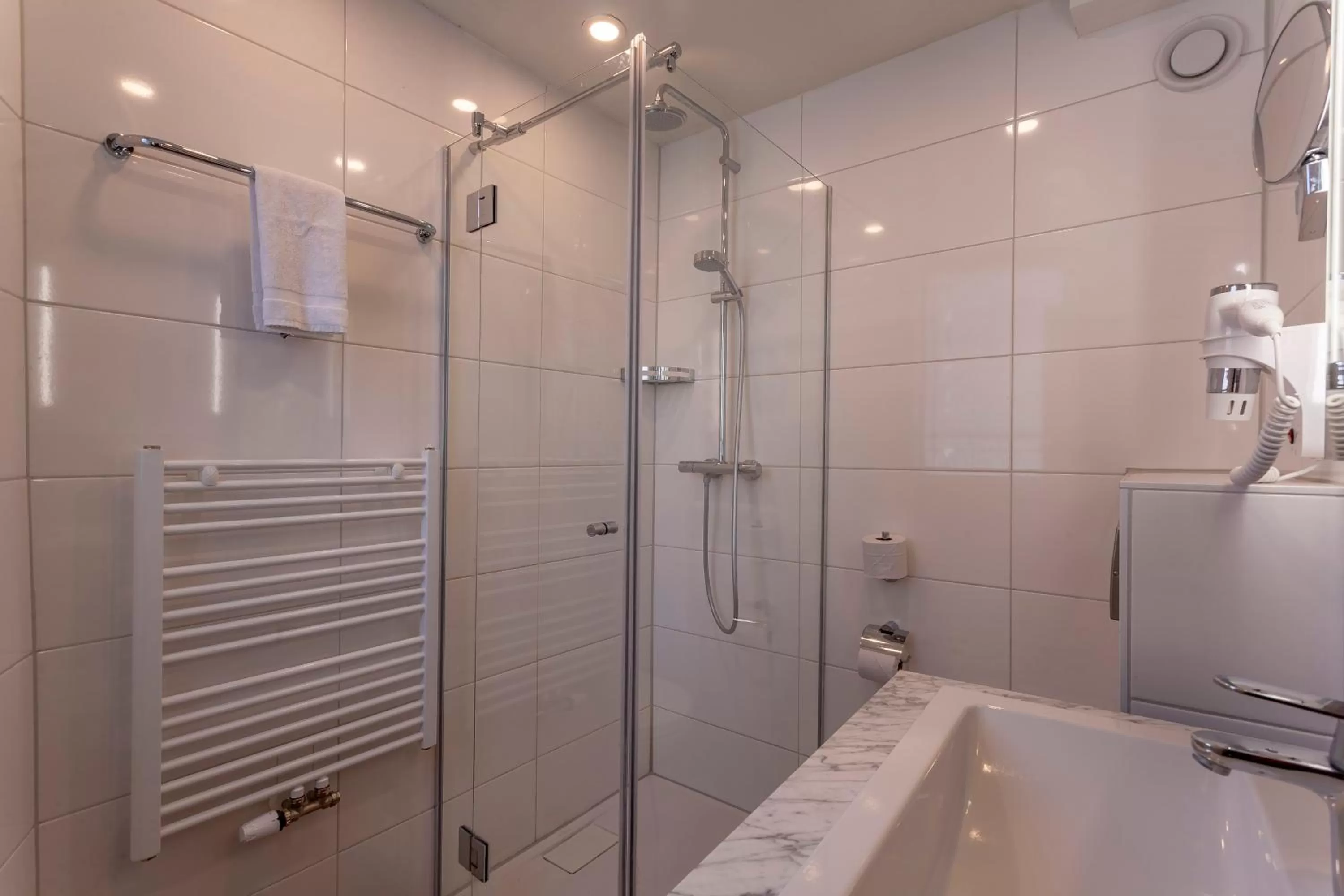 Shower in Avenue Hotel