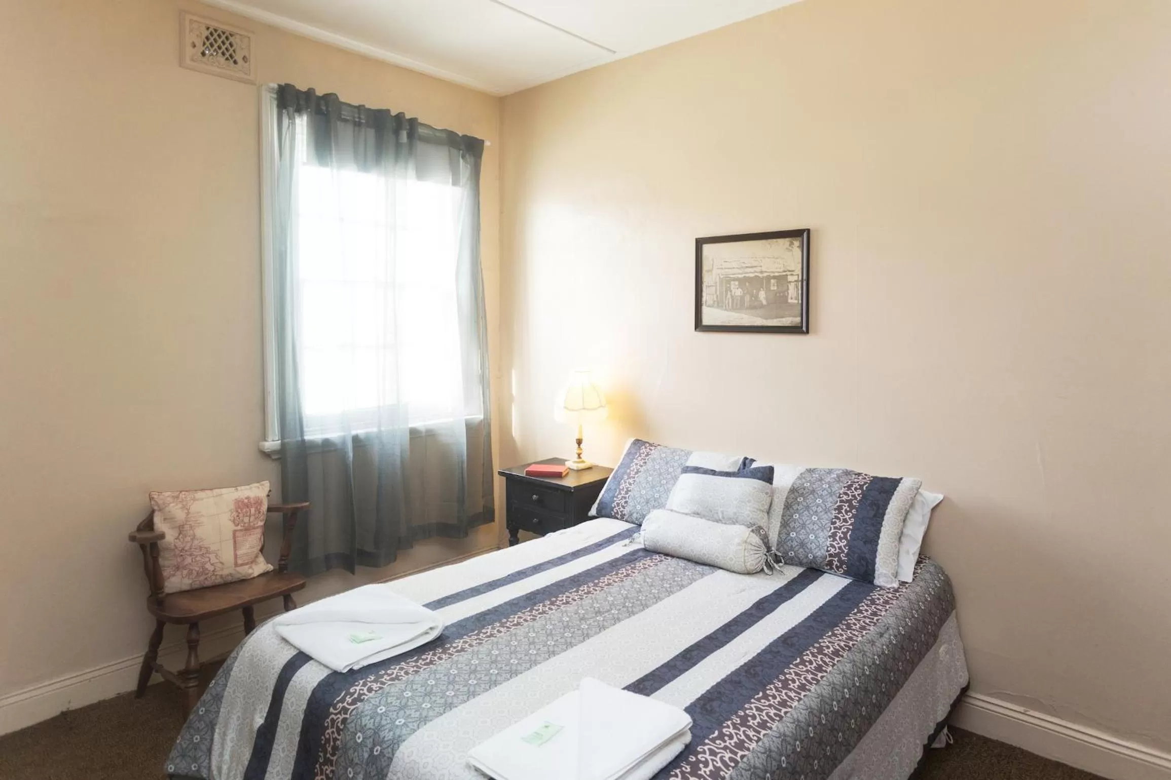 Bedroom in Southern Railway Hotel Goulburn