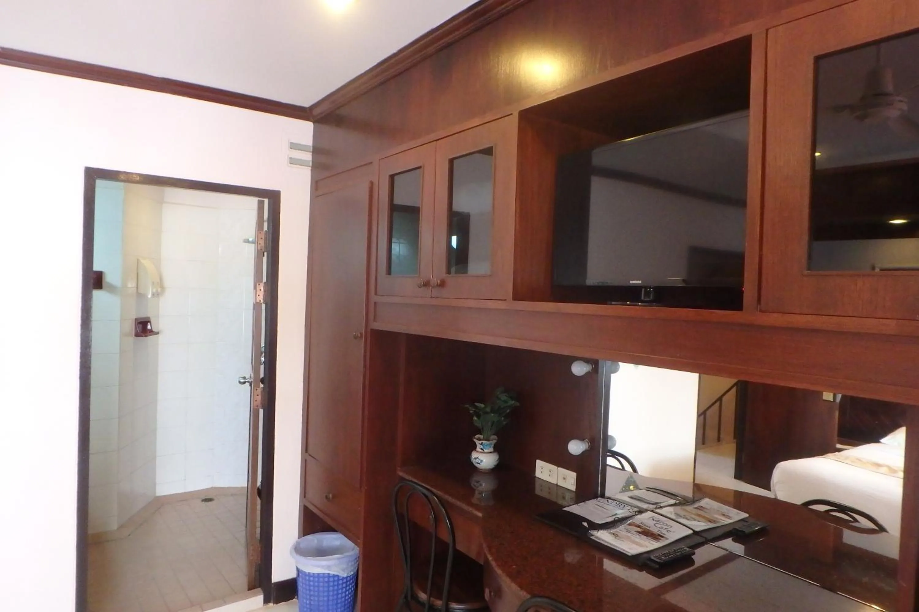 TV and multimedia, Bed in Karon Cafe Inn